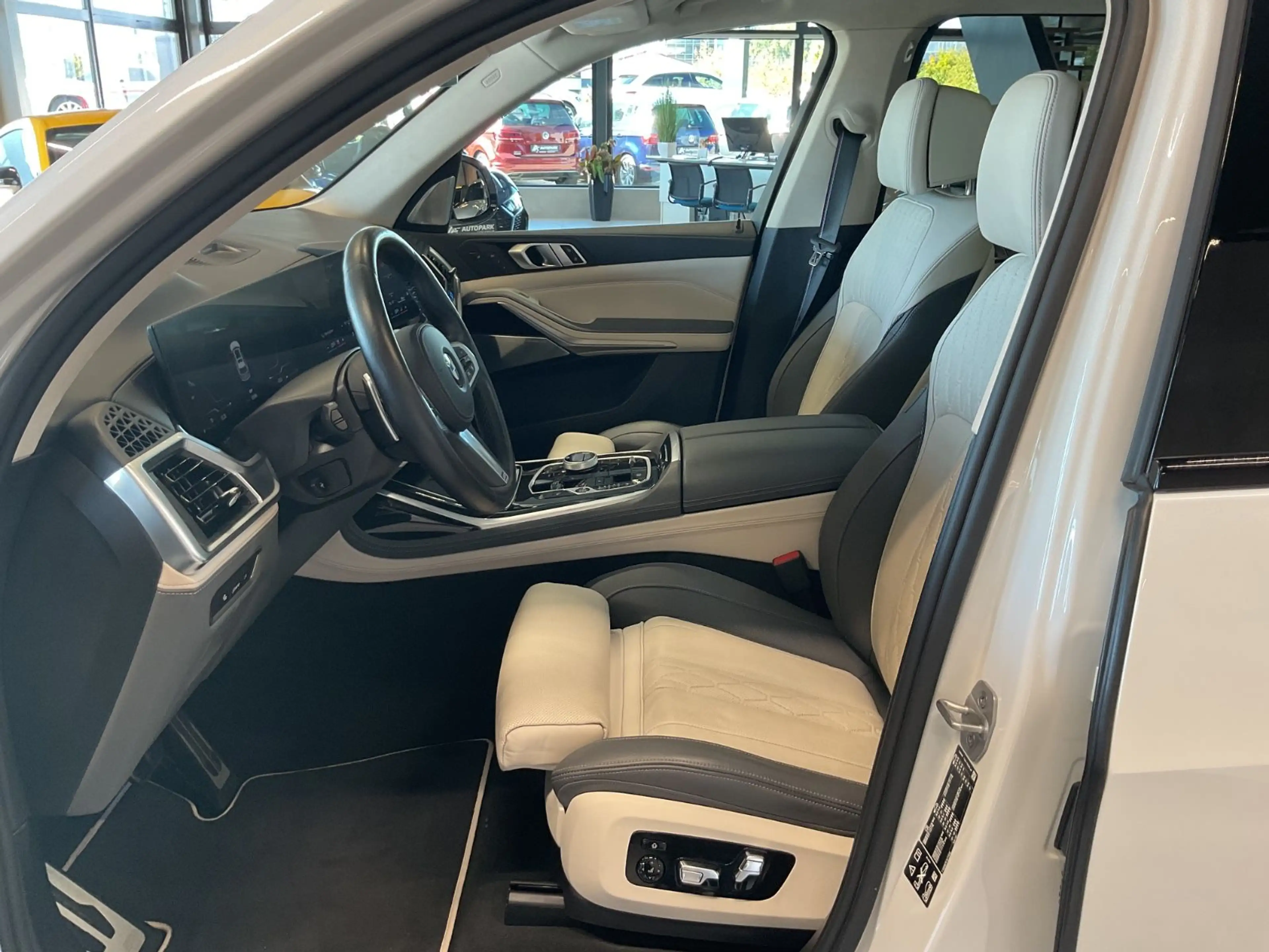 BMW X7 40d xDr. M Sport Pro B&W Pano Standh 360° 23" — photo 7