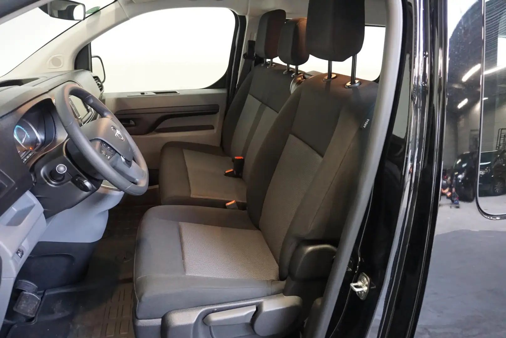 Opel Vivaro-e Combi L3H1 75 kWh Opel Vivaro-e Combi 75-kWh L3H1 Noir - 2