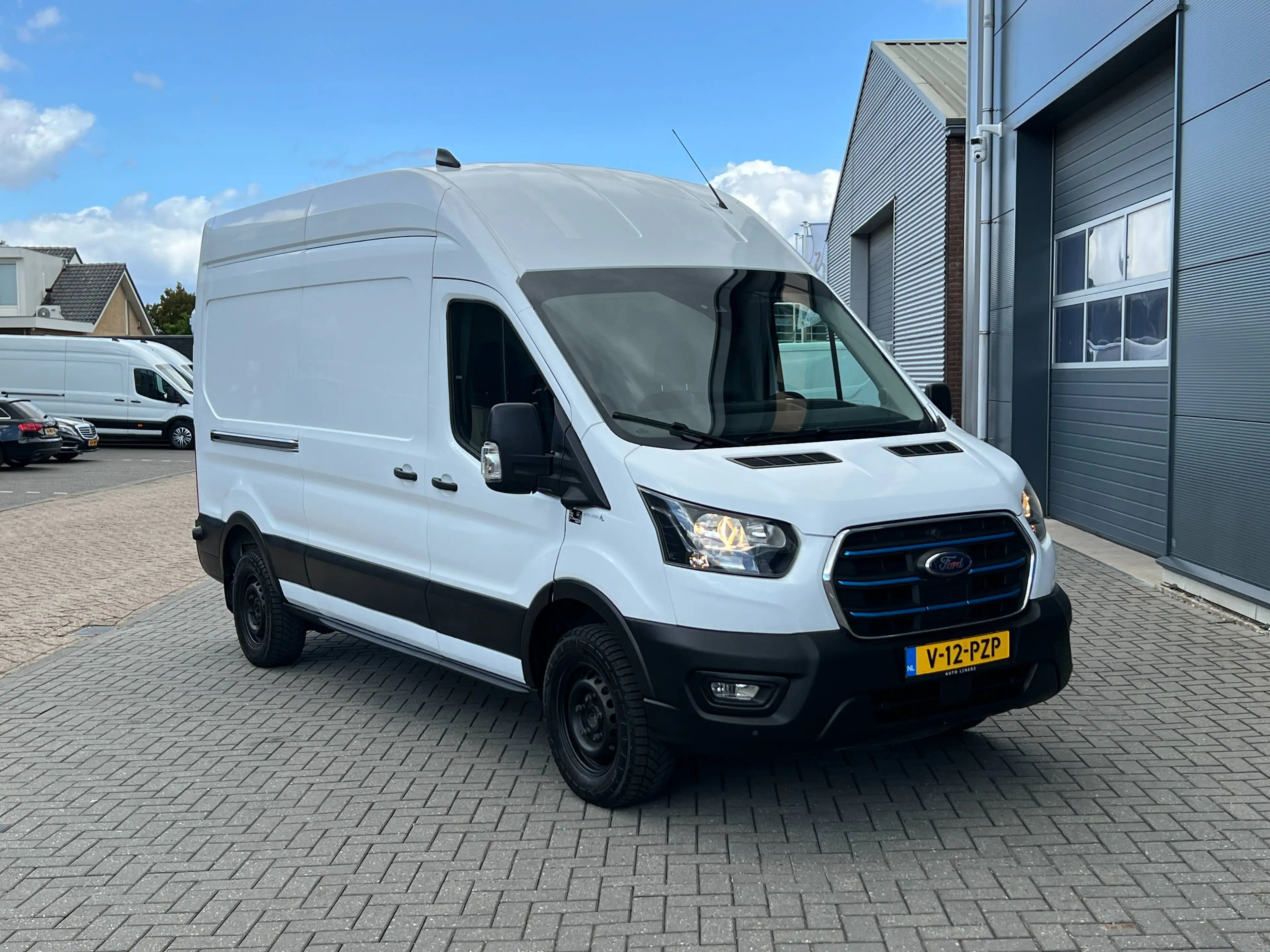 Ford E-Transit 350 L3H3 Trend 68kWh — photo 11