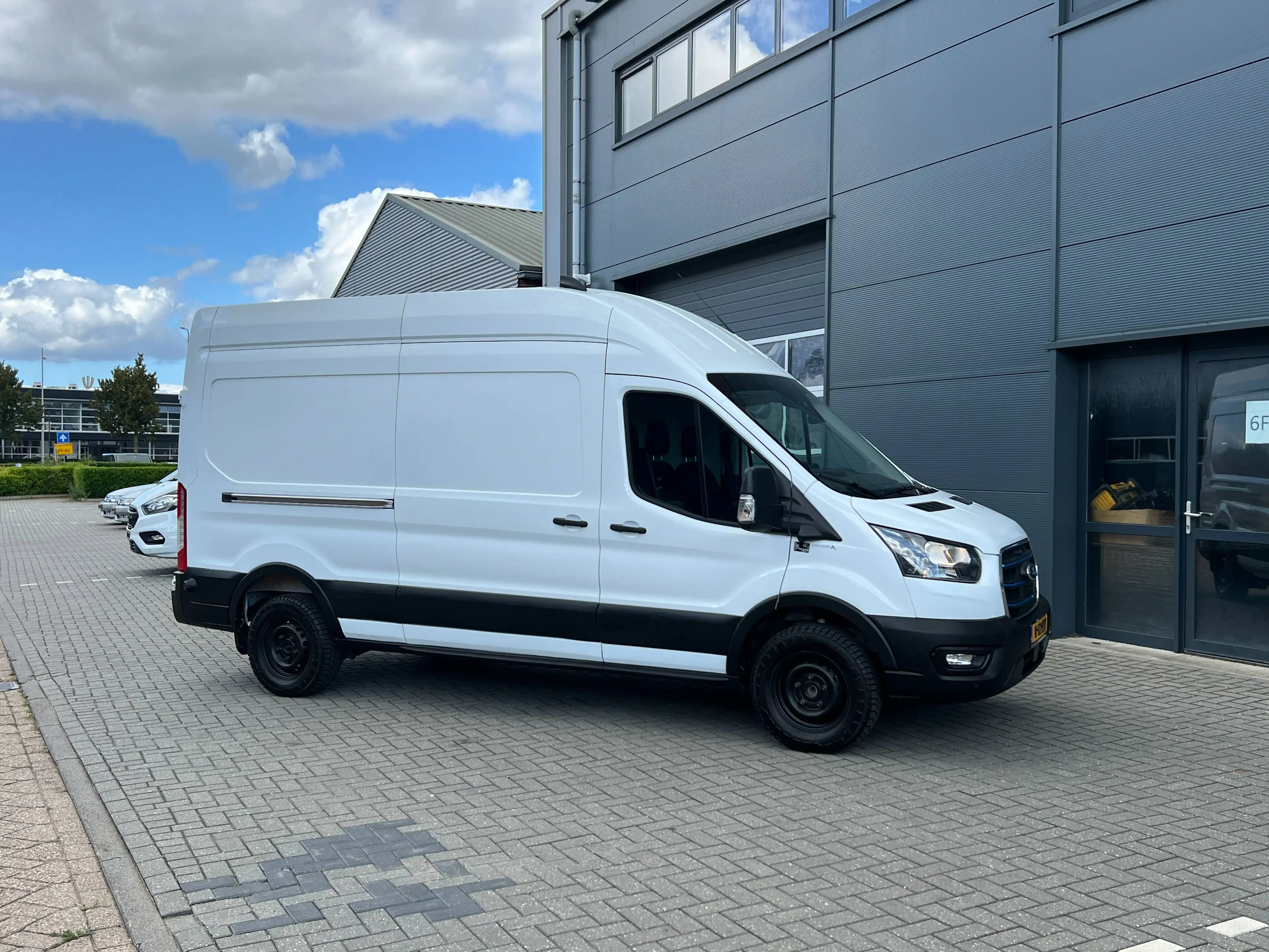 Ford E-Transit 350 L3H3 Trend 68kWh — photo 9