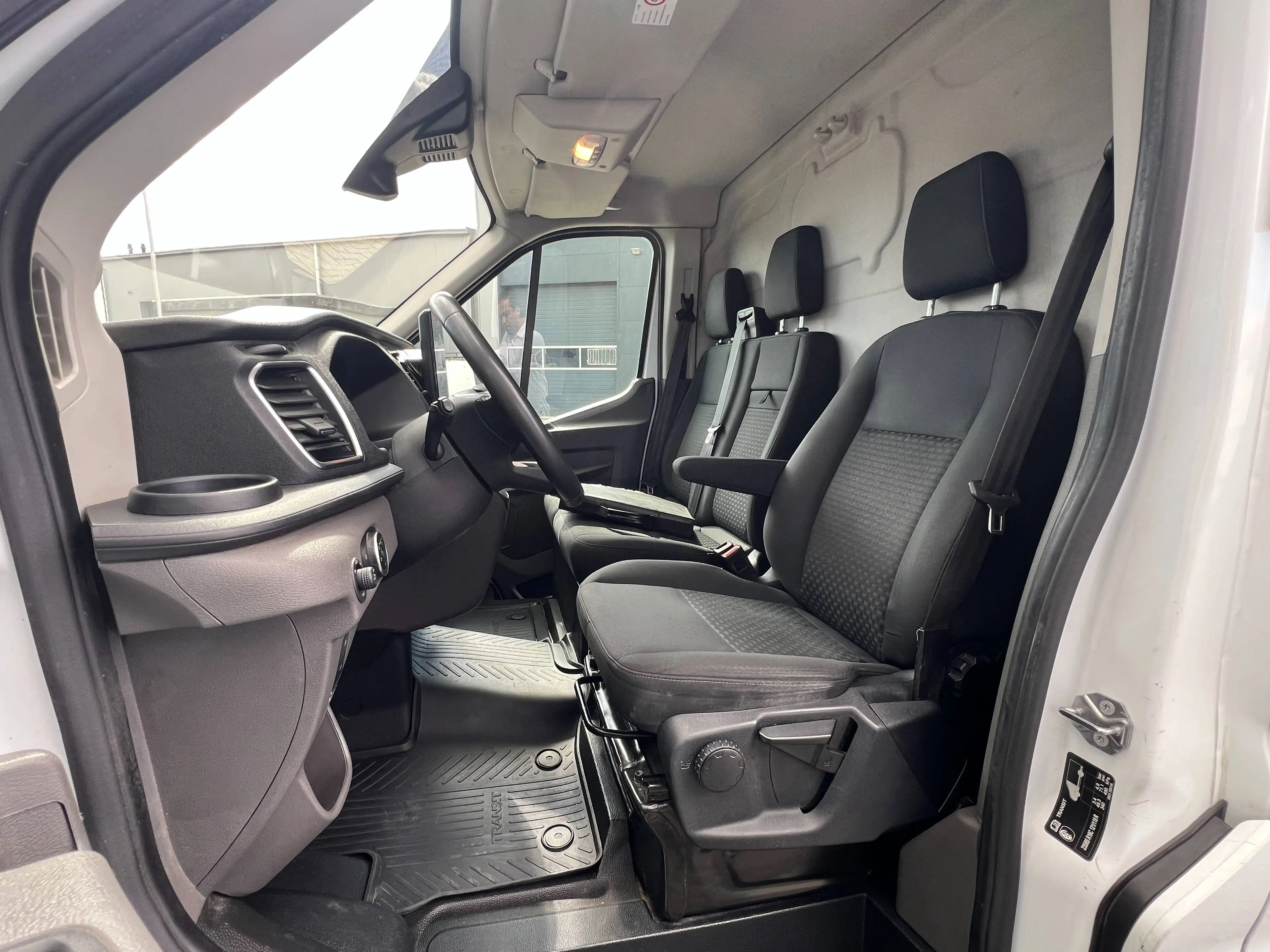 Ford E-Transit 350 L3H3 Trend 68kWh — photo 15