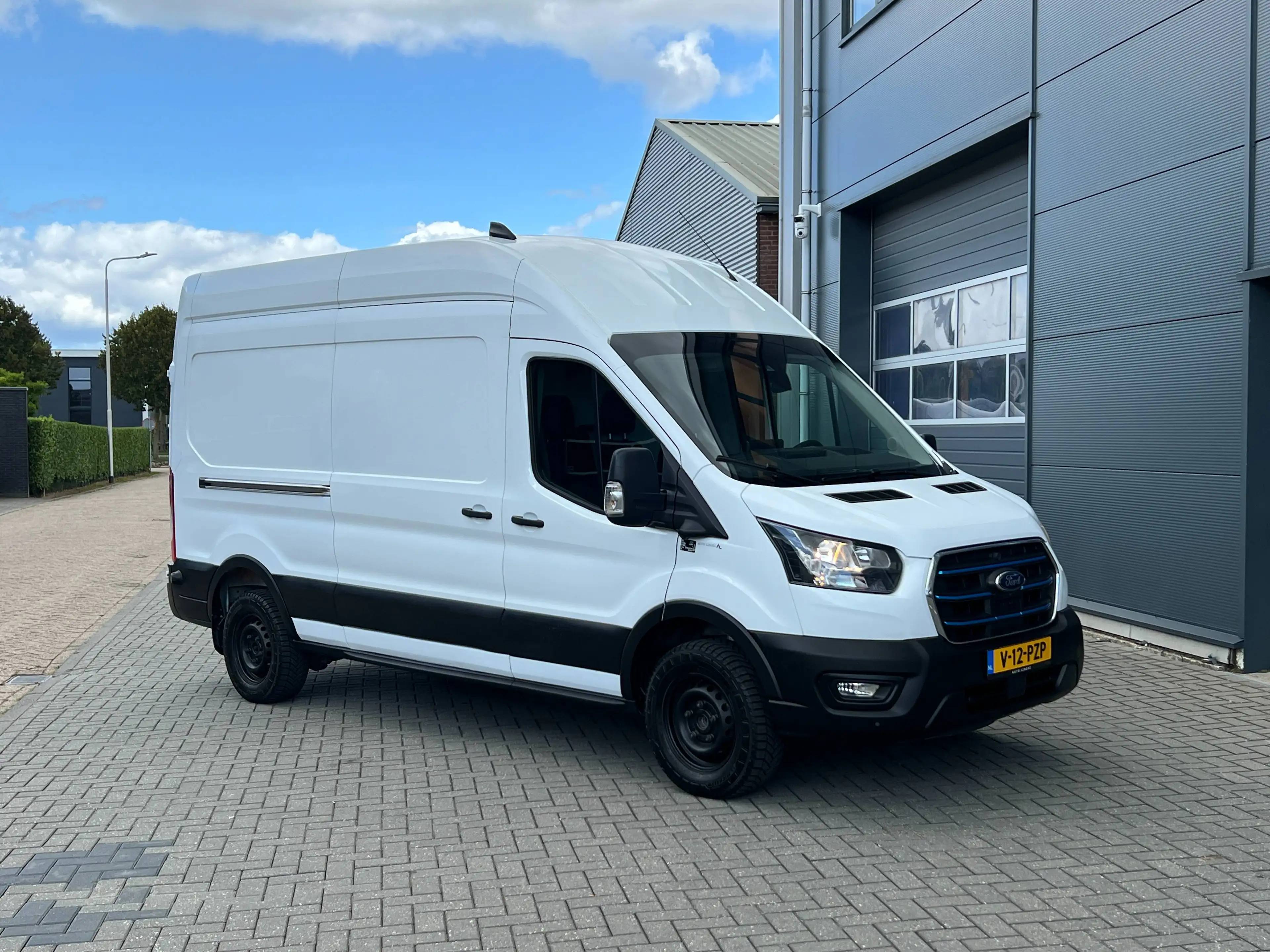 Ford E-Transit 350 L3H3 Trend 68kWh — photo 10