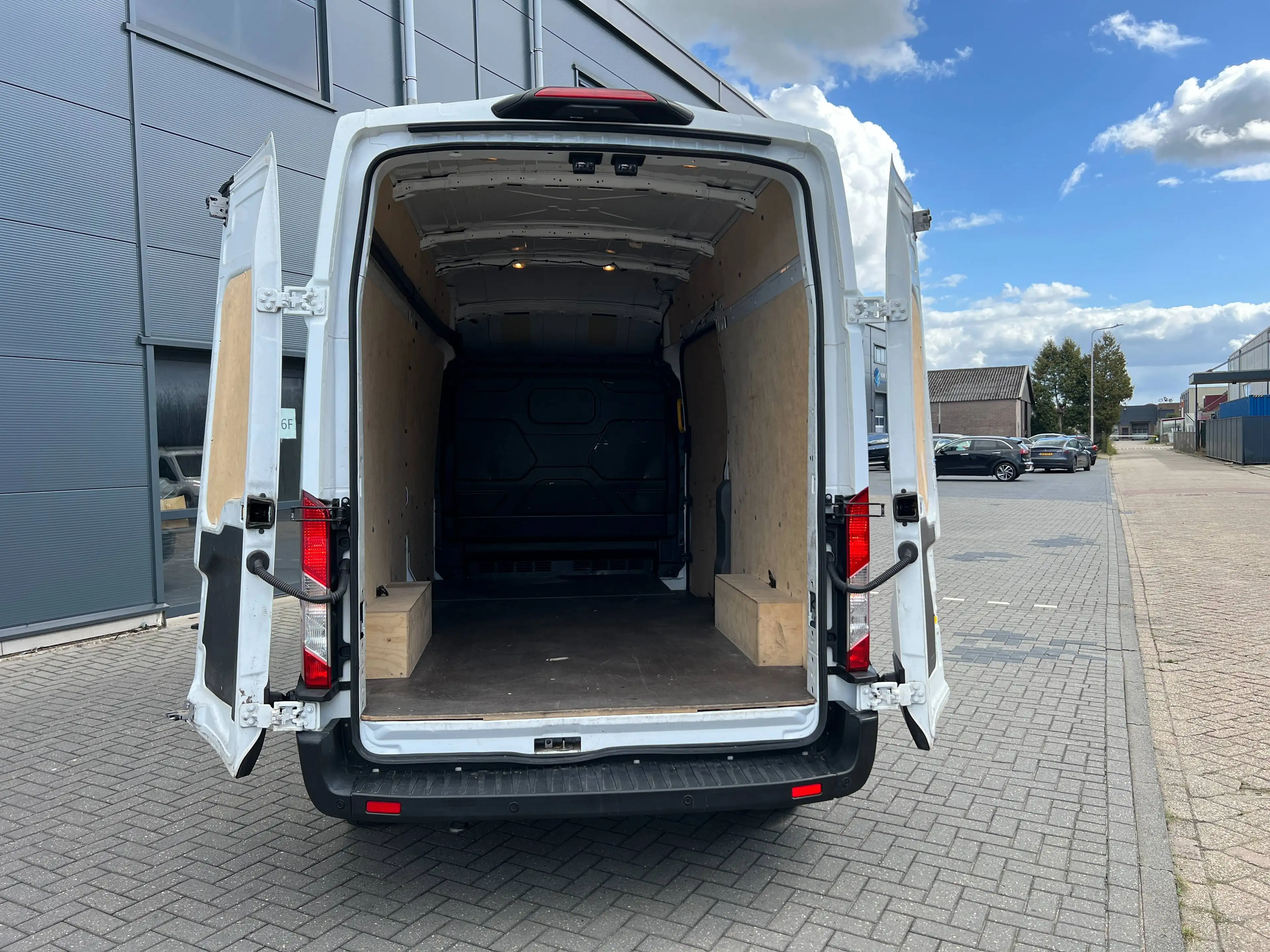 Ford E-Transit 350 L3H3 Trend 68kWh — photo 12