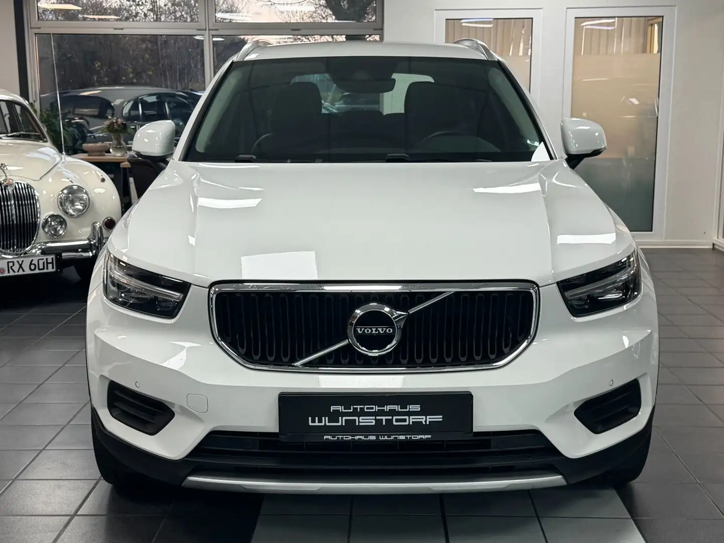 Volvo XC40 Momentum AWD CAM/LEDER/NAVI/SHZ/HuK Weiß - 2