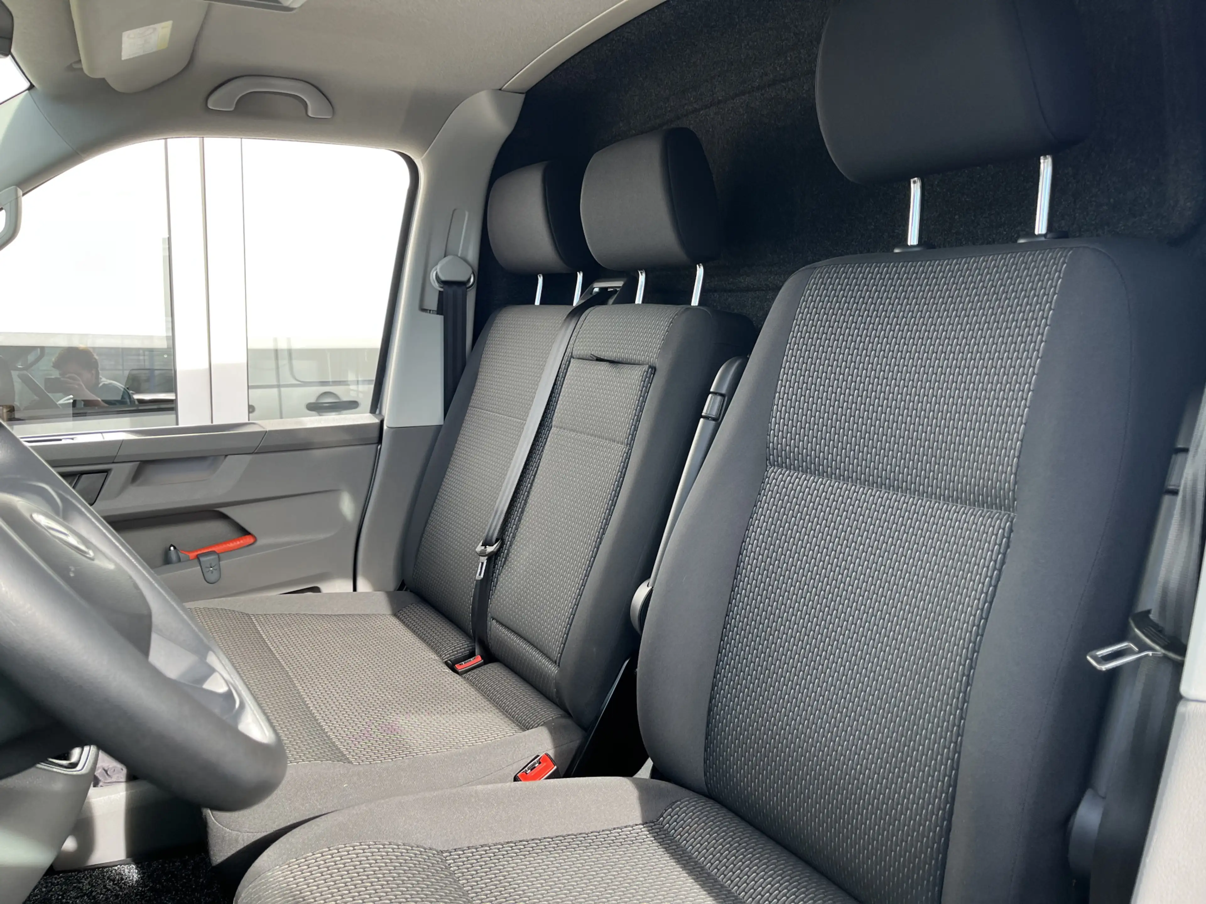Volkswagen T6.1 Transporter 2.0 TDI L1H1 30 Comfortline / CRUISE/ PARKEER SENS — photo 7