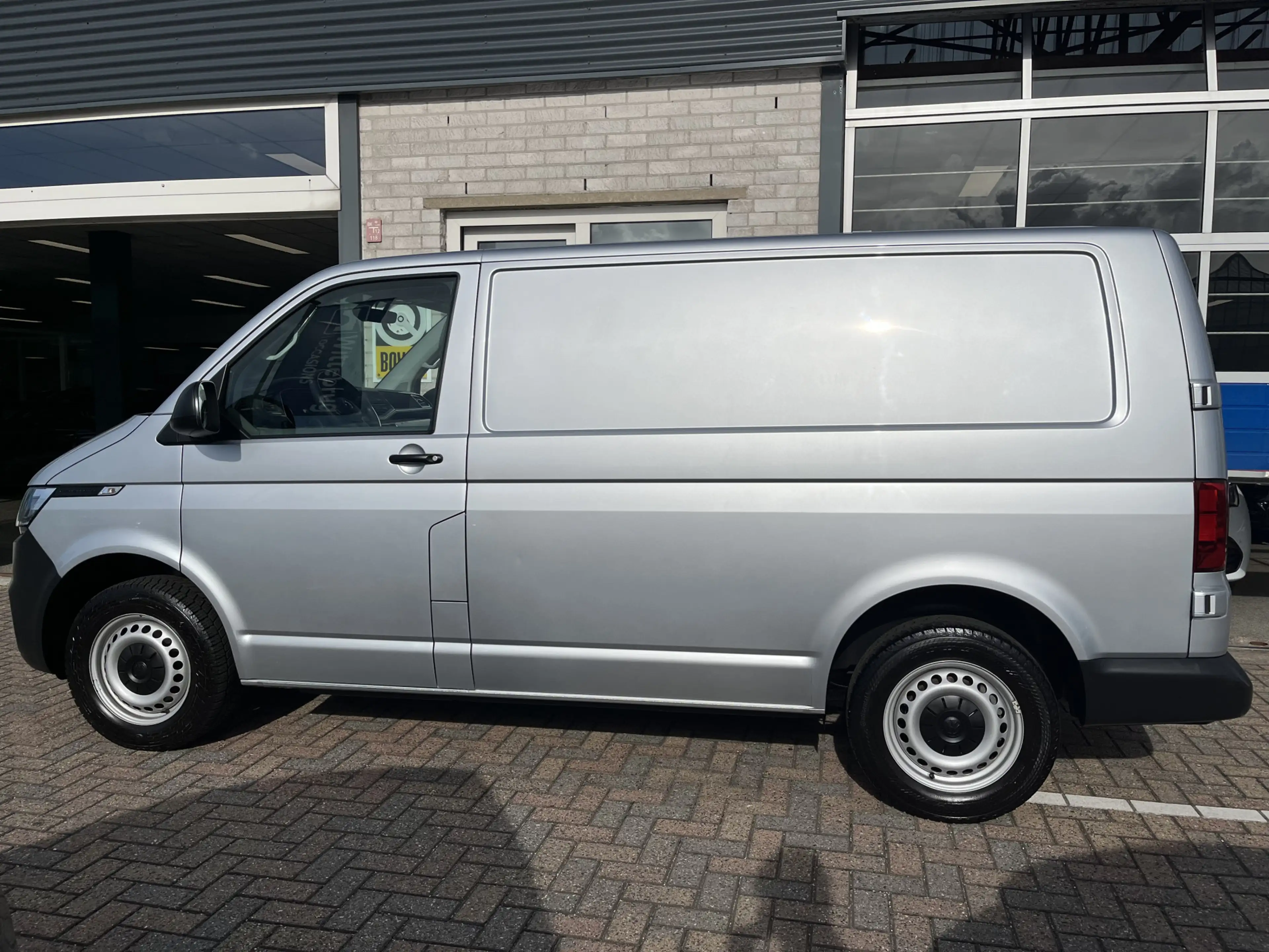 Volkswagen T6.1 Transporter 2.0 TDI L1H1 30 Comfortline / CRUISE/ PARKEER SENS — photo 2