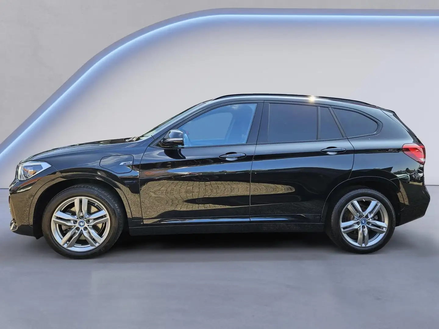 BMW X1 xDrive25e M Sport /Apple Carplay/Sportstoelen/Park Zwart - 2