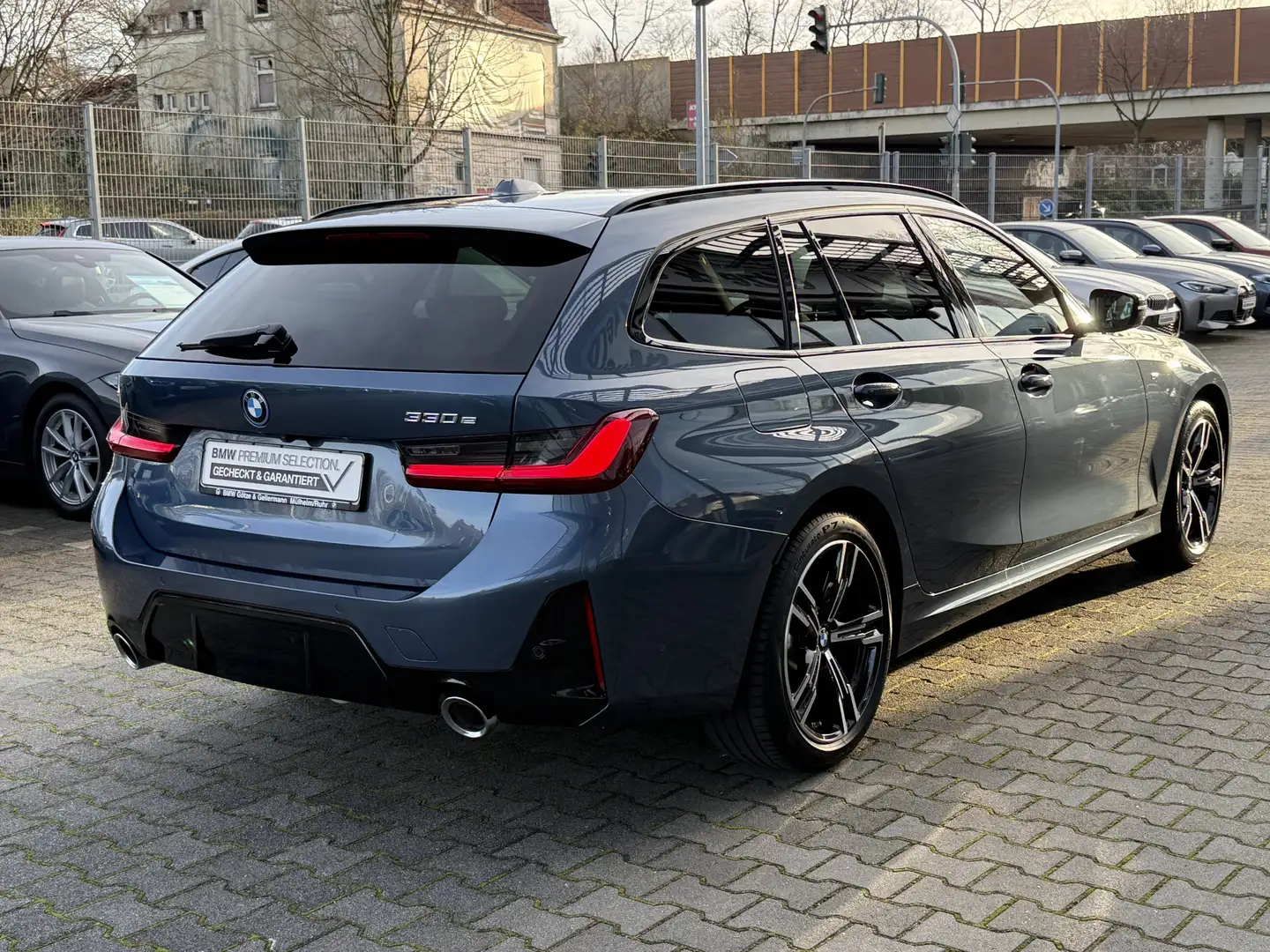 BMW 330 e Touring M Sport //Leas.ab EUR476,-inkl. Blau - 2