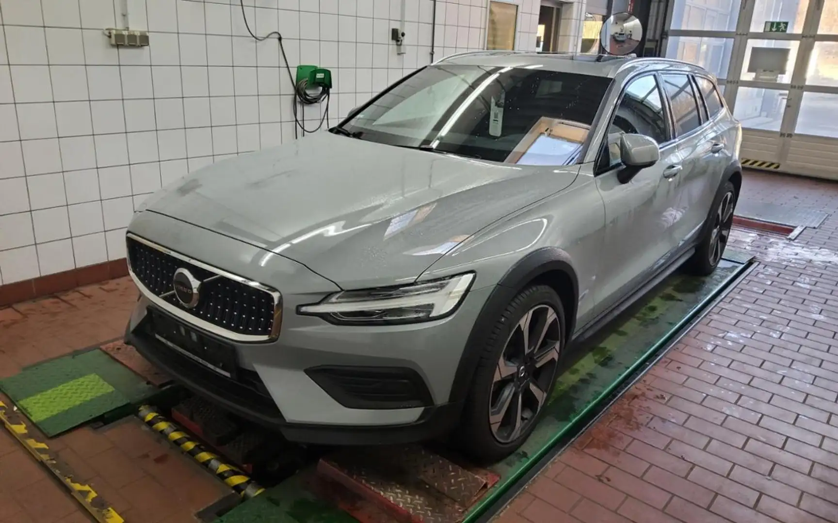 Volvo V60 Cross Country B4 AWD PLUS FAP+HKSOUND+ Grau - 2