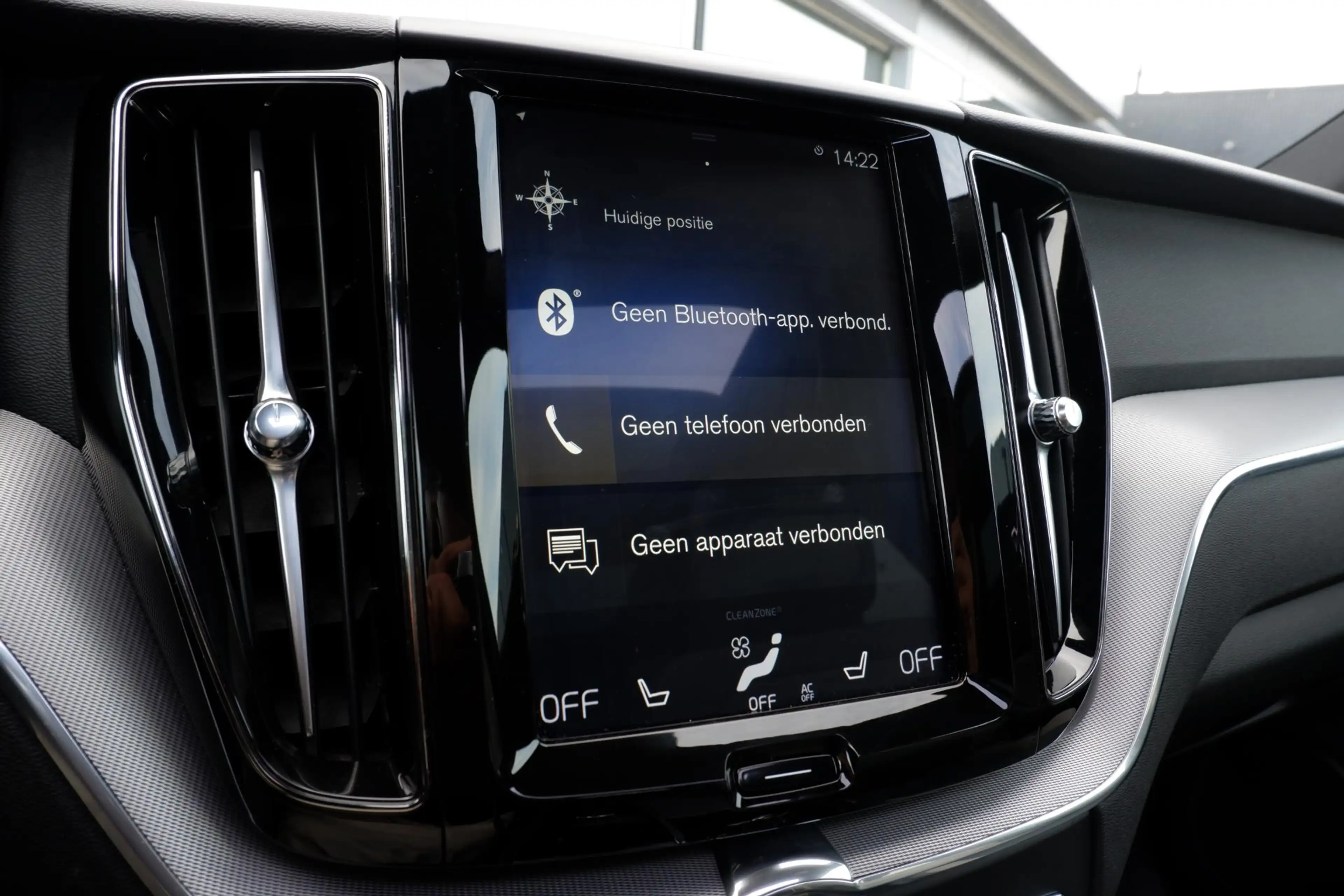 Volvo XC60 2.0 T8 Twin Engine AWD R-Design — photo 15