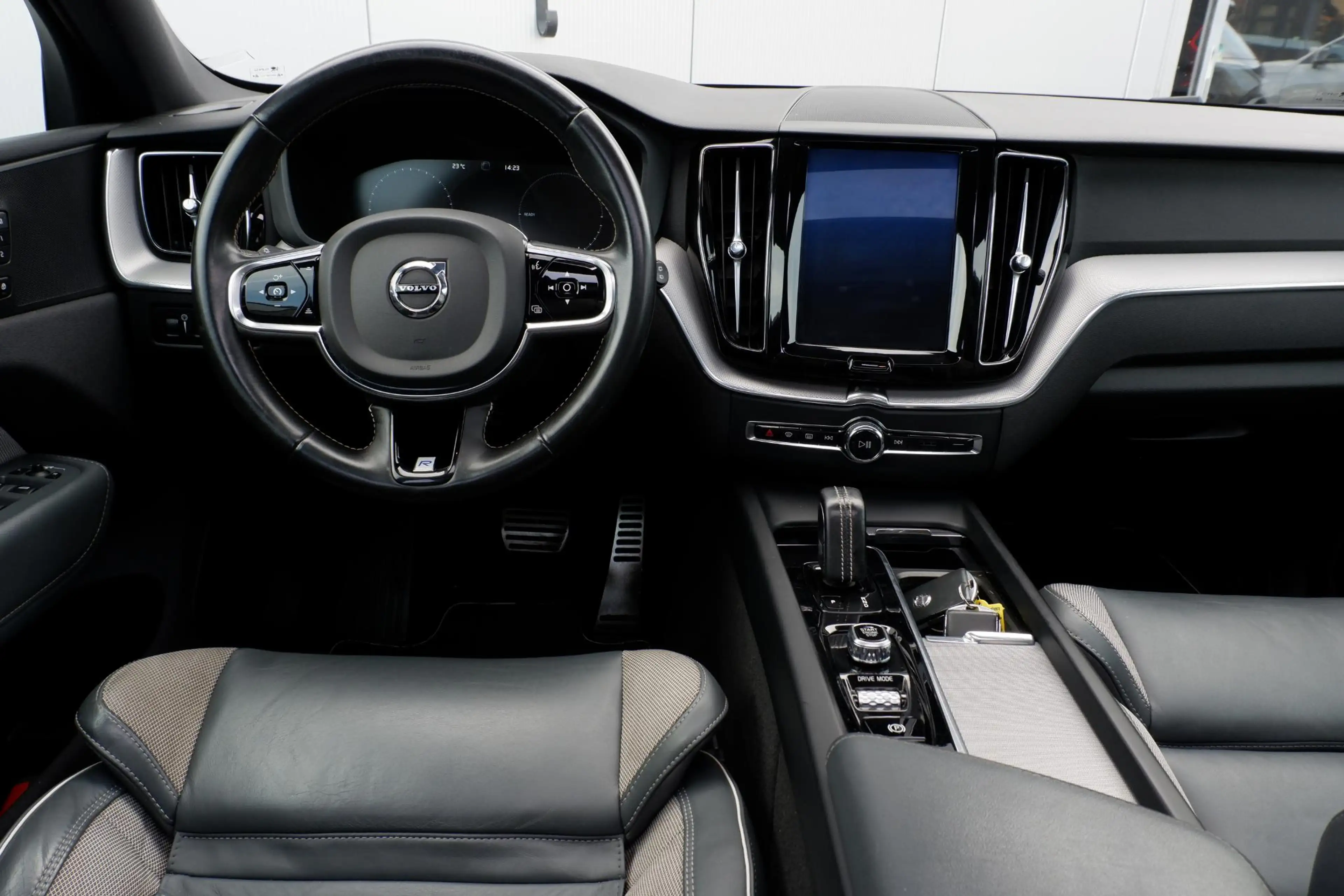 Volvo XC60 2.0 T8 Twin Engine AWD R-Design — photo 4
