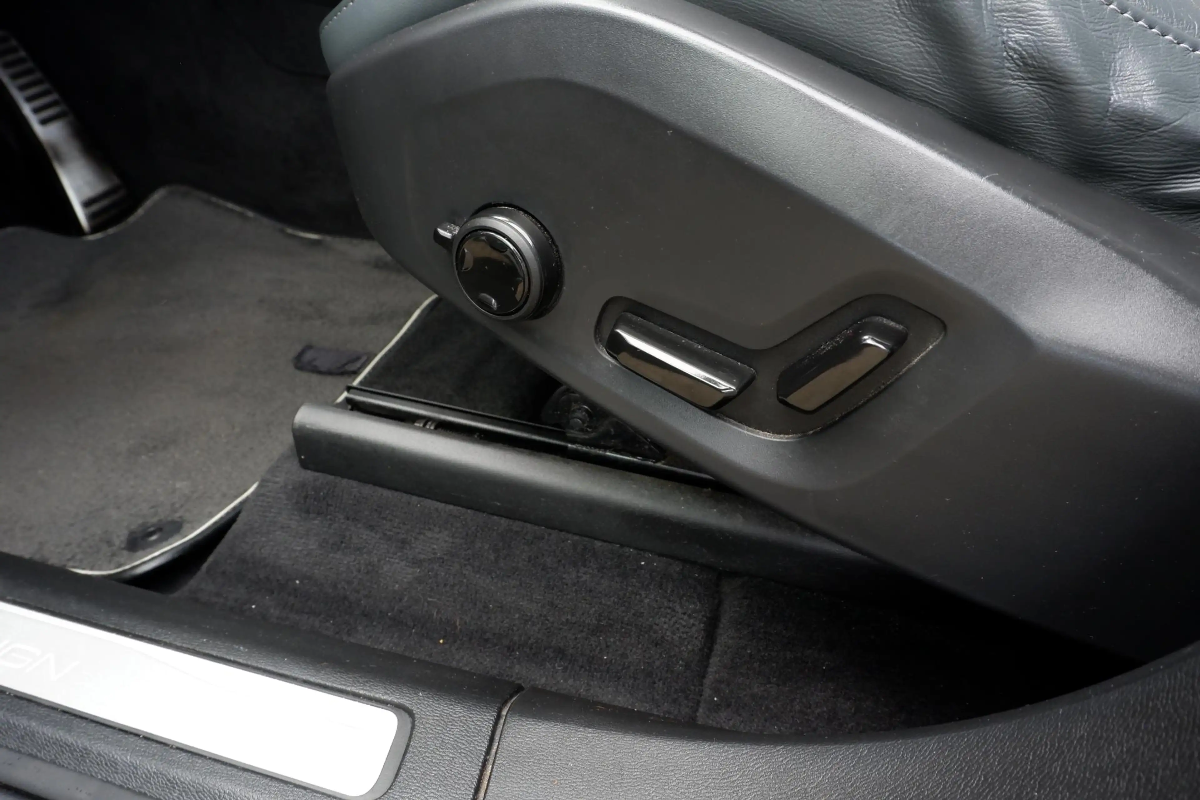 Volvo XC60 2.0 T8 Twin Engine AWD R-Design — photo 12