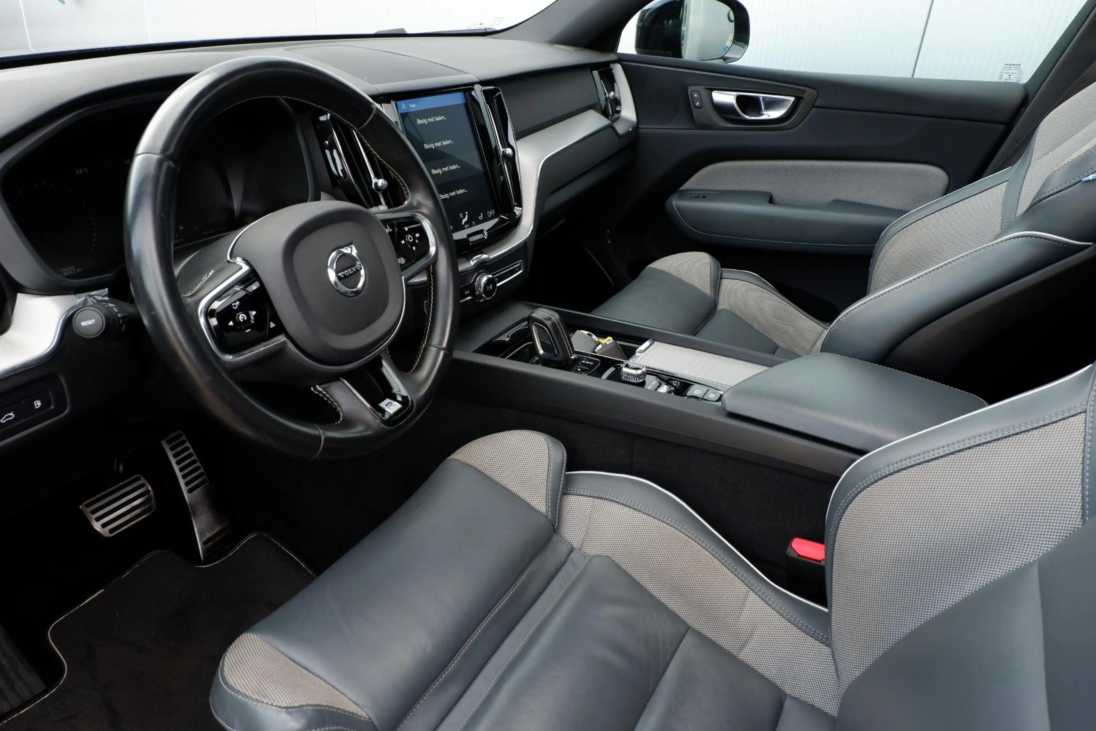 Volvo XC60 2.0 T8 Twin Engine AWD R-Design — photo 3