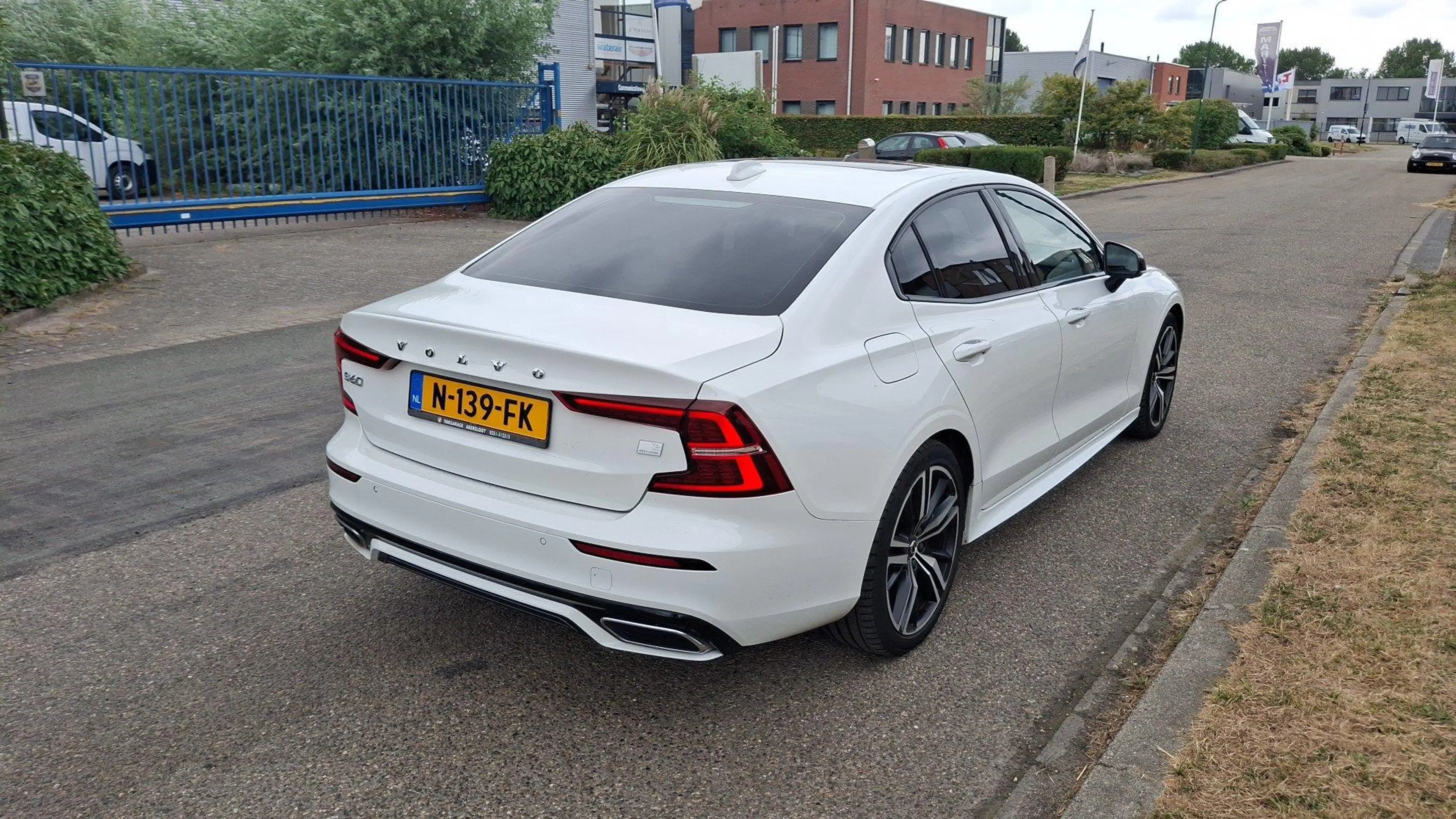 Volvo S60 Recharge T6 AWD R-Design | Trekhaak | 19 Inch Velg — photo 4