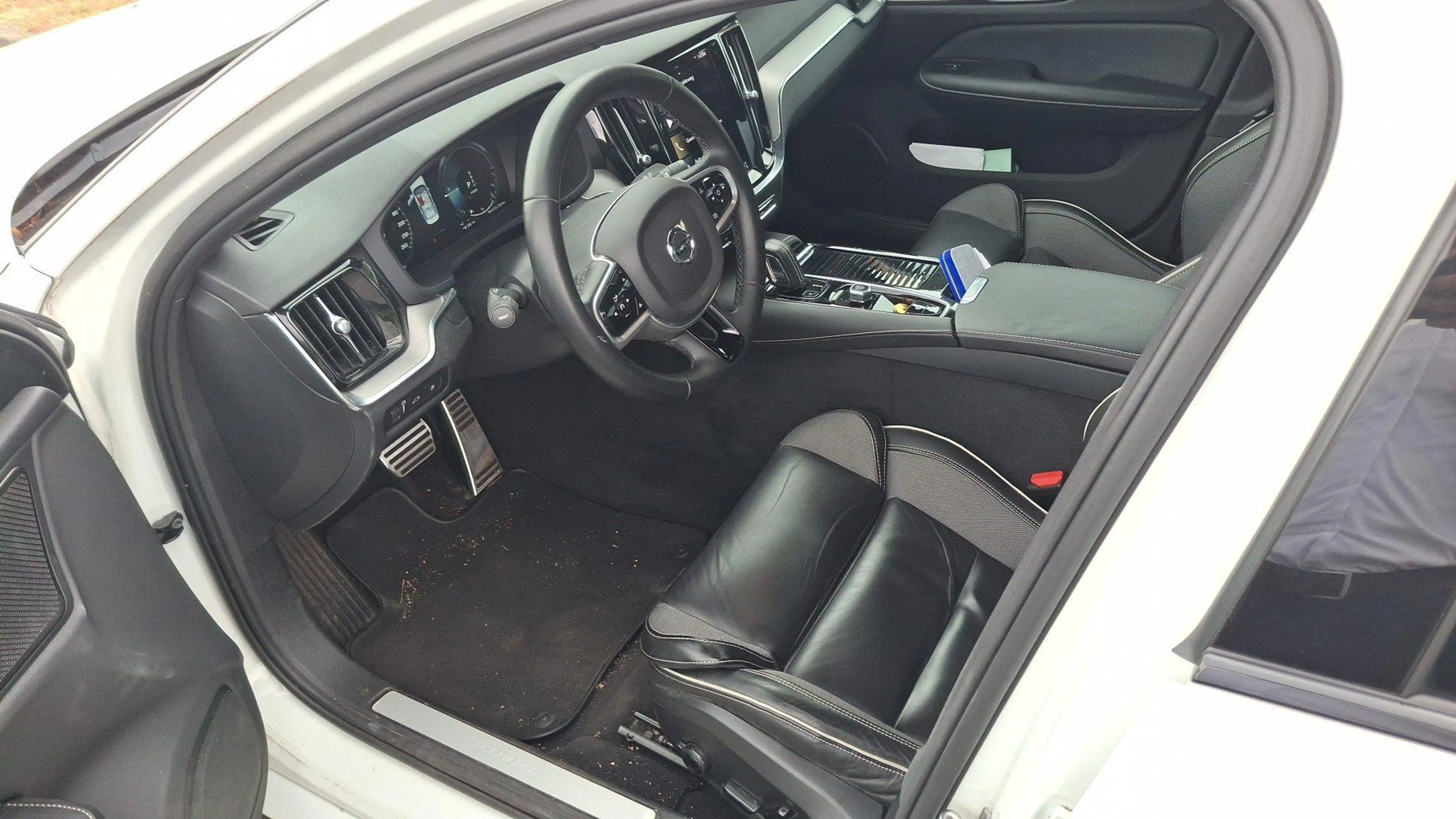 Volvo S60 Recharge T6 AWD R-Design | Trekhaak | 19 Inch Velg — photo 7