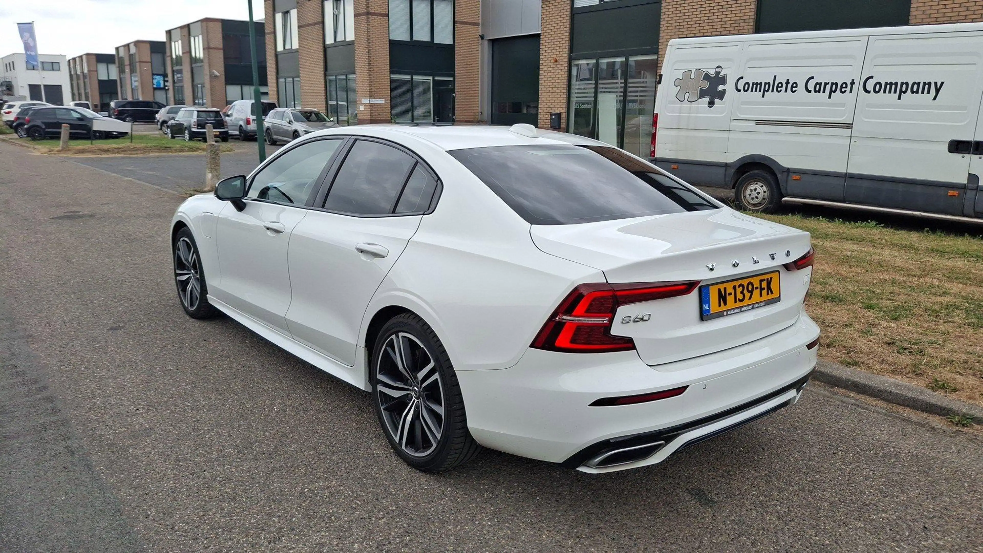 Volvo S60 Recharge T6 AWD R-Design | Trekhaak | 19 Inch Velg — photo 2