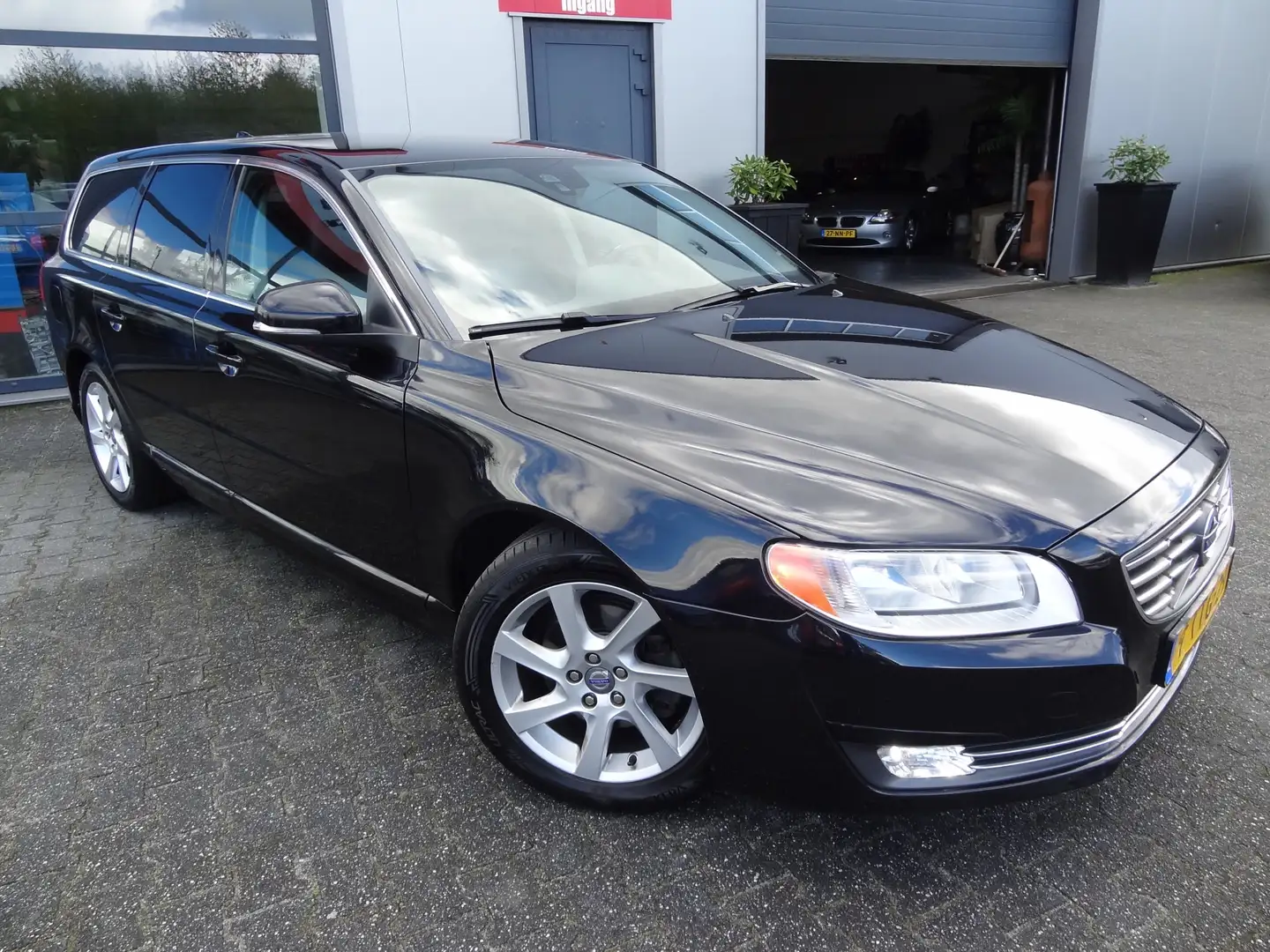 Volvo V70 1.6 D2 Nordic+ NL-auto | Navi | Cruise | LMV | Led Zwart - 2