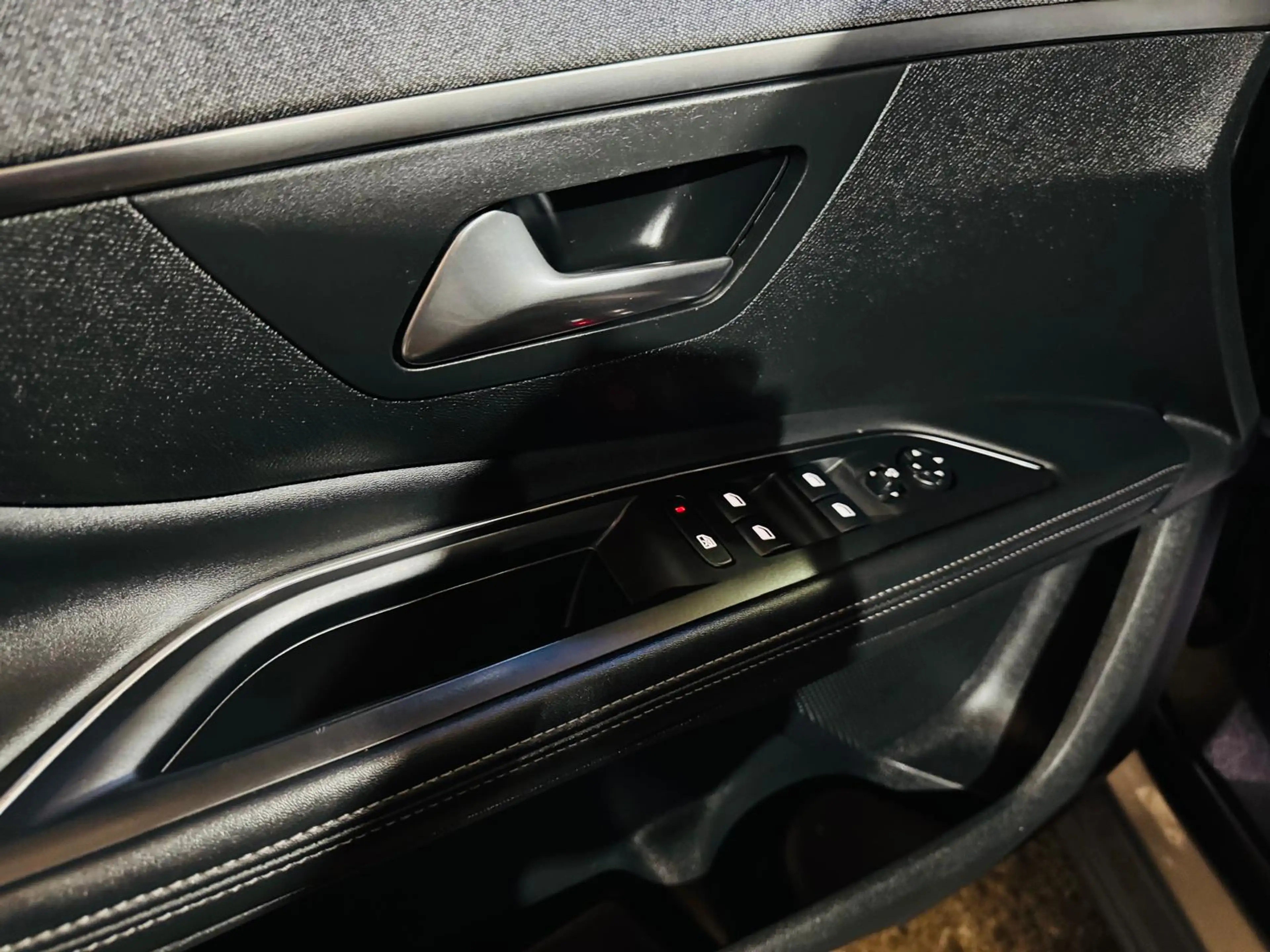 Peugeot 5008 5008 1.5 BlueHDi Allure 7Places Cuir GPS Caméra Xénon LED CarPlay — photo 16