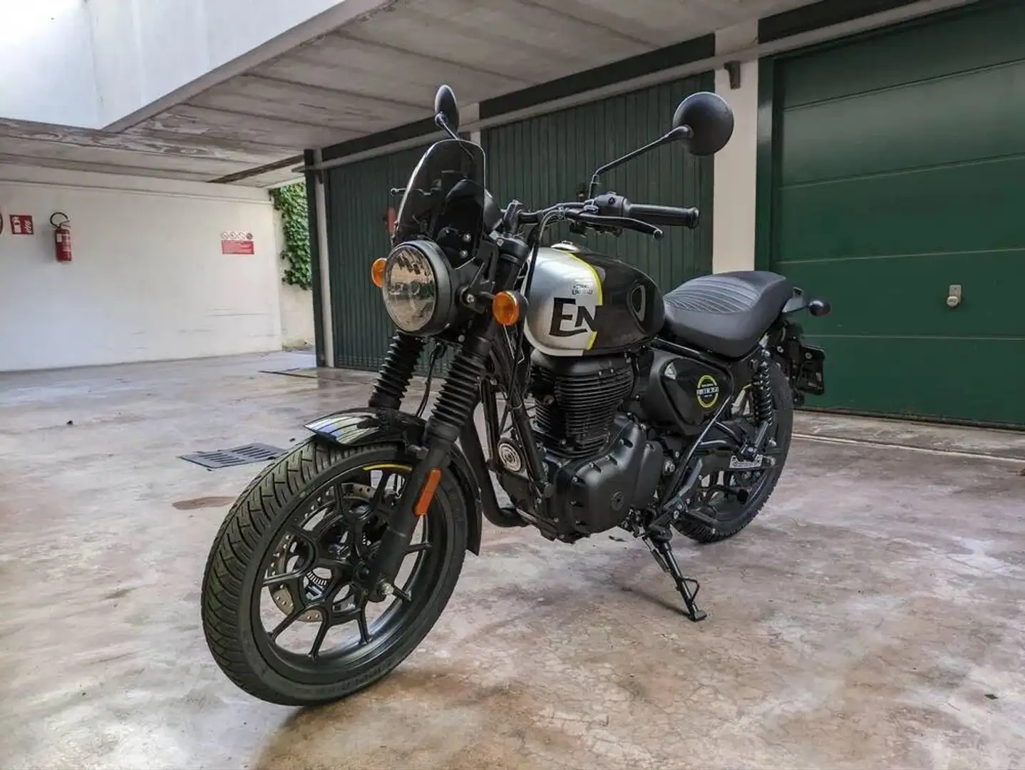 Royal Enfield Negru - 1
