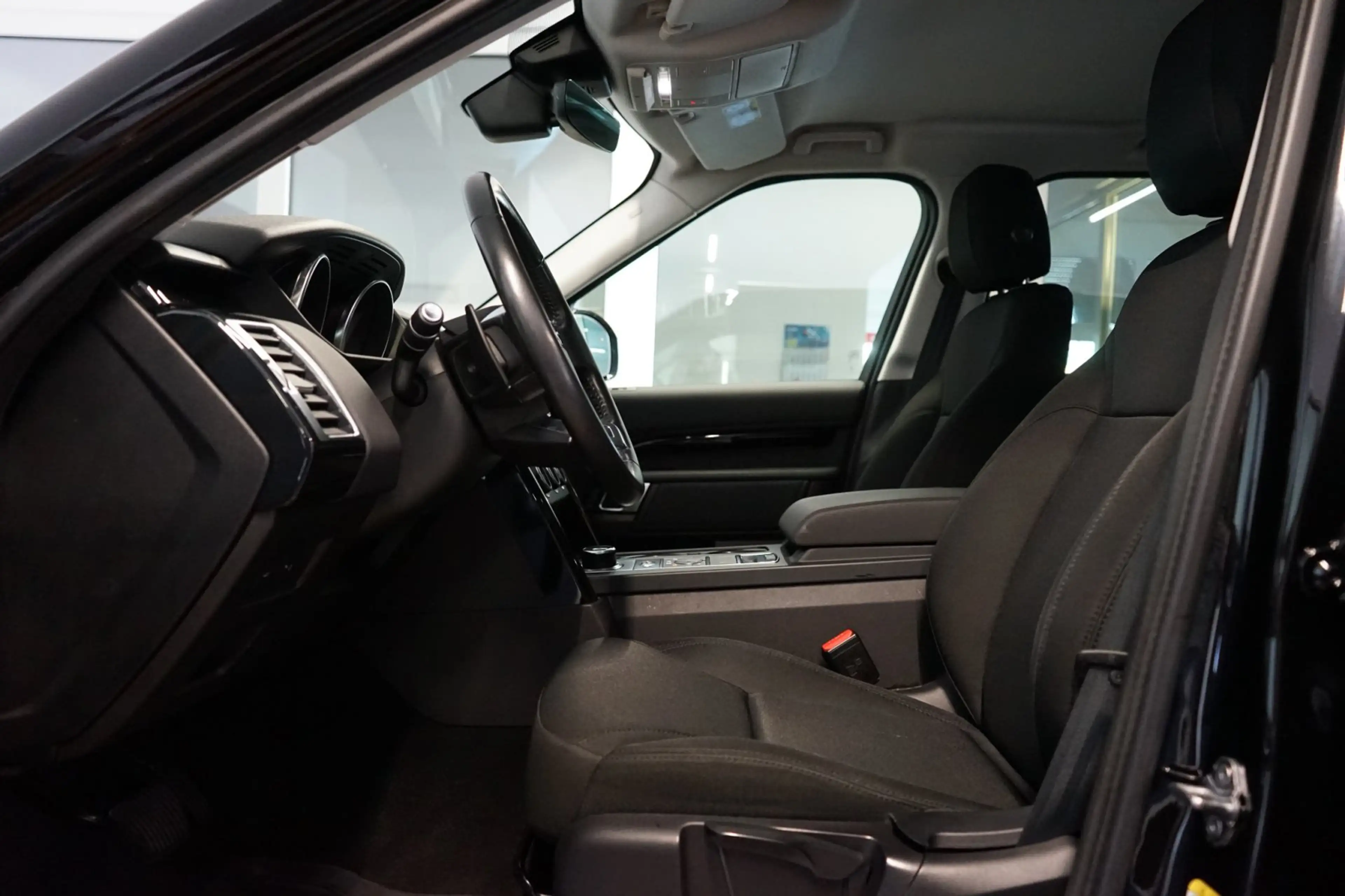 Land Rover Discovery 5 SD4 SE|BLACK|LED|NAVI|ACC — photo 6