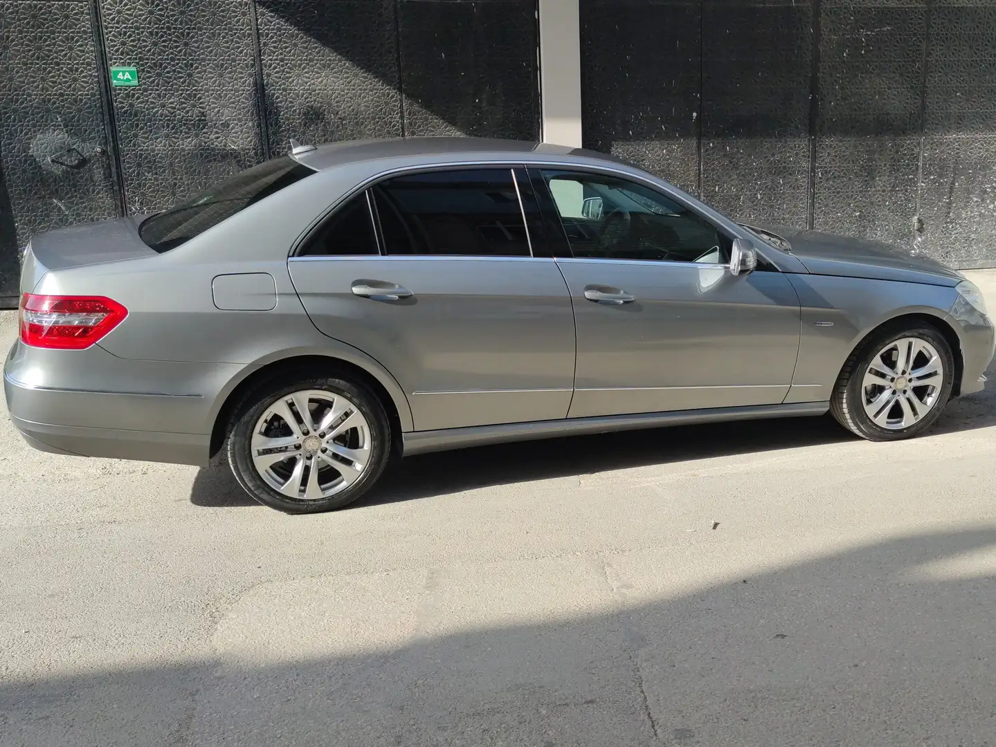 Mercedes-Benz E 220 CDI Automatik Avantgarde  Xenon + Cuir + Gps Grijs - 2