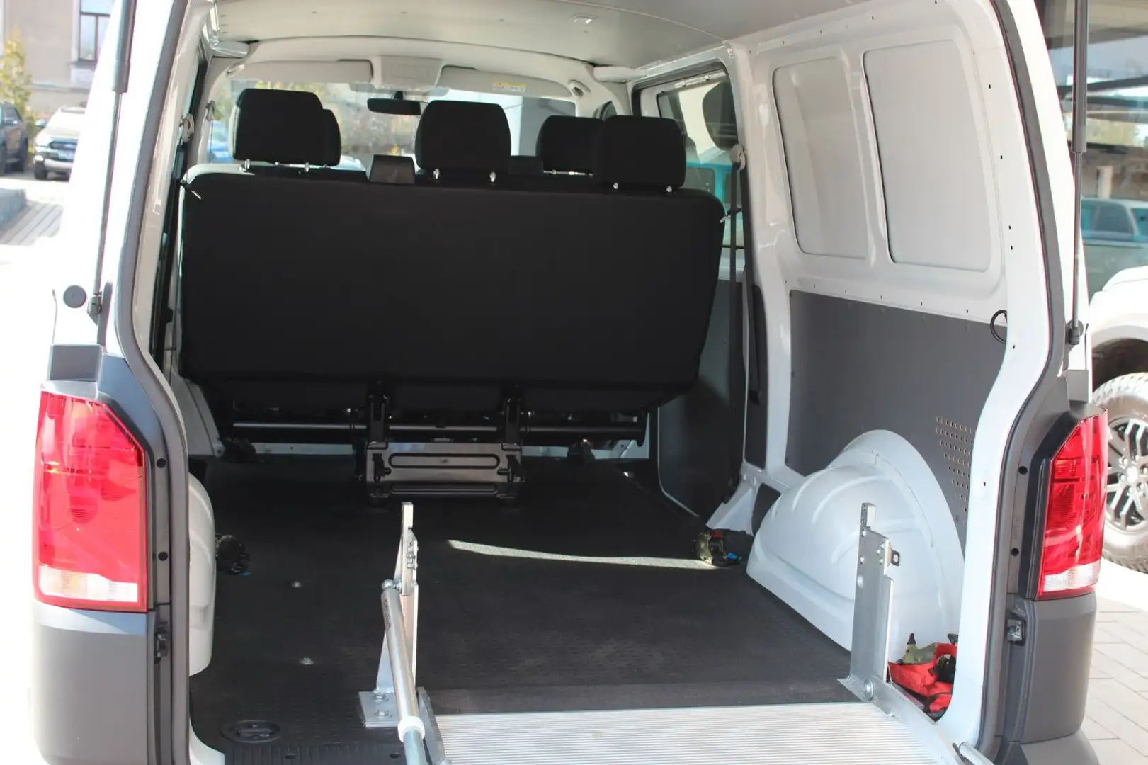 Volkswagen T6 Kombi T6.1 DSG lang 6-Sitze Rollstuhl-Rampe+Winde Weiß - 2