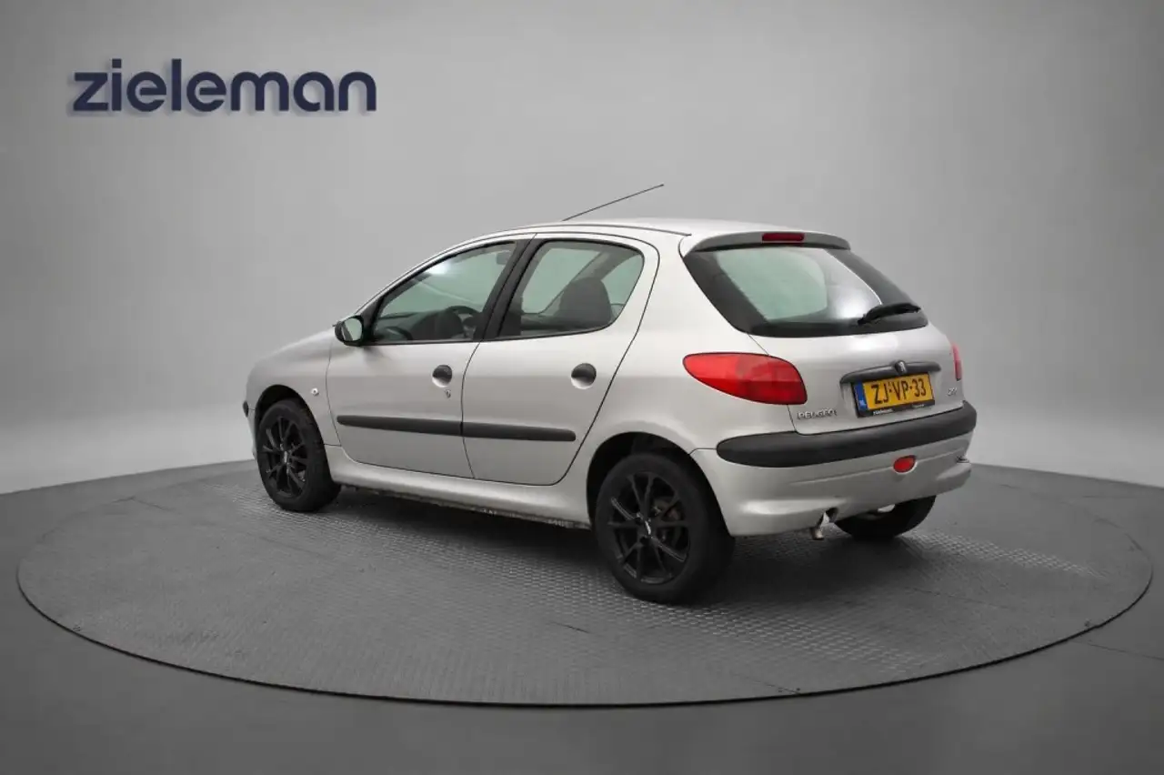 Peugeot 206 1.4 XT 5 deurs - Nieuwe APK! - Lichtmetalen Velgen, foto 3