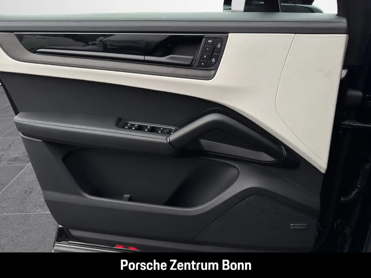 Porsche Cayenne E-Hybrid Black Edition HA-Lenkung BOSE 12