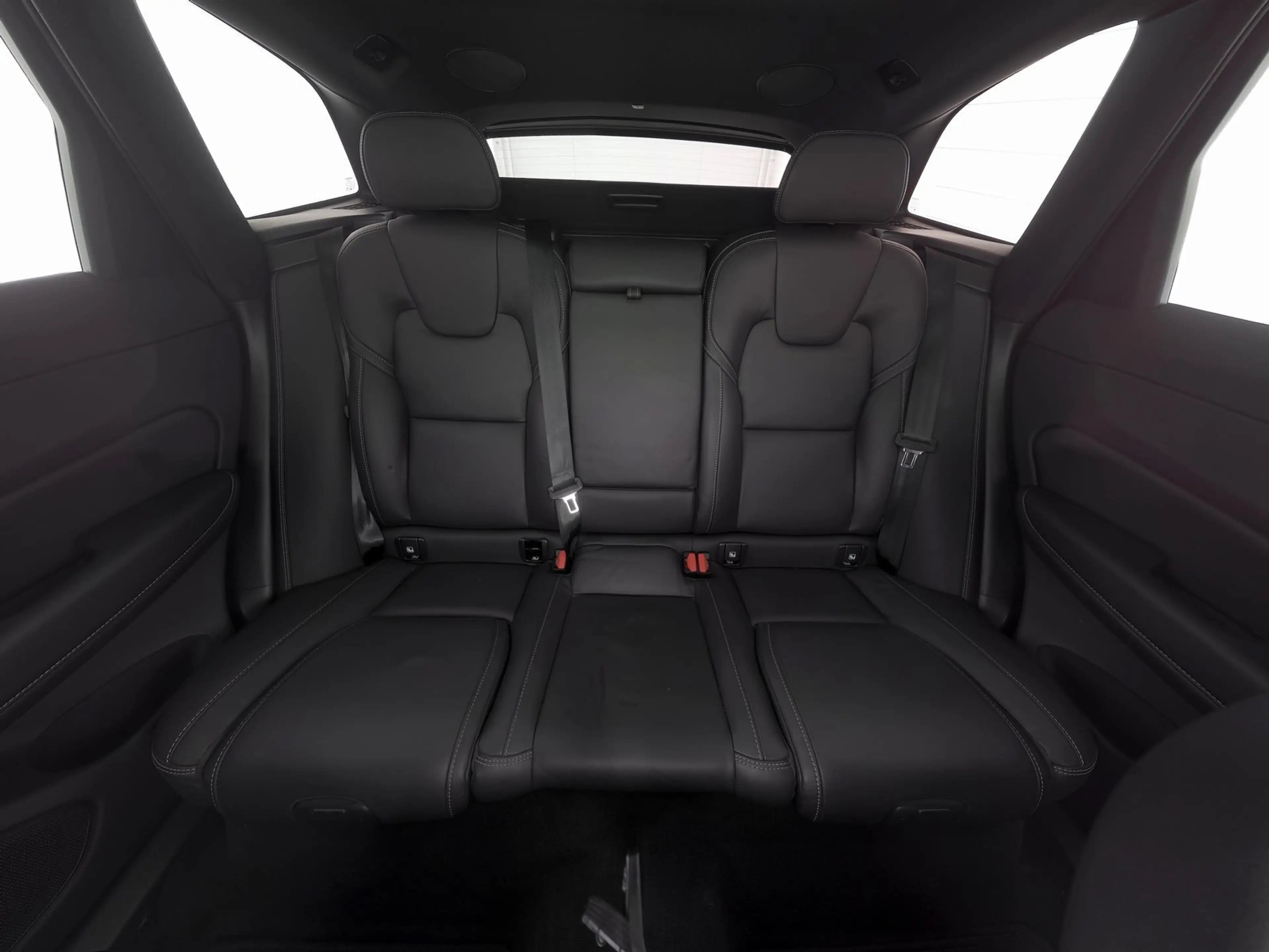 Volvo XC60 B5 AWD Plus Black Edition B&W-SOUND*AHK*360 — photo 5