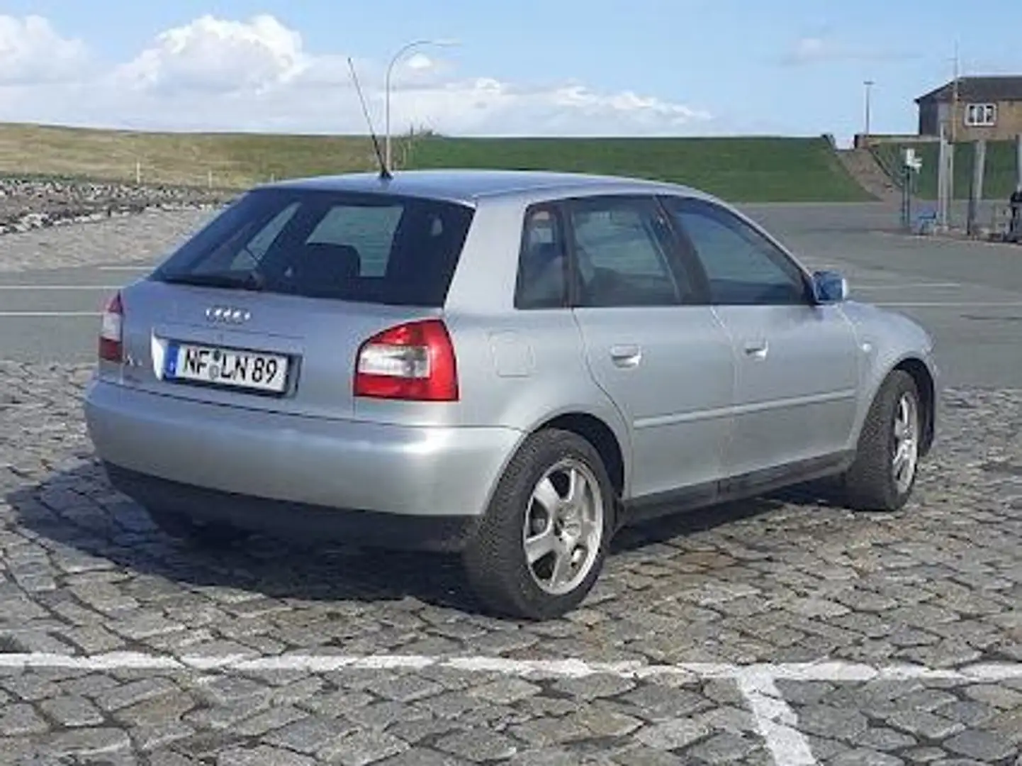 Audi A3 A3 1.6 Attraction Silber - 1