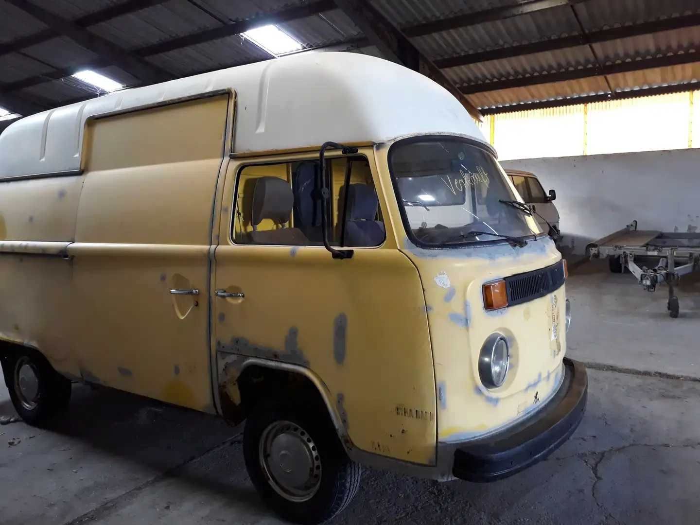 Volkswagen T2 Geel - 2