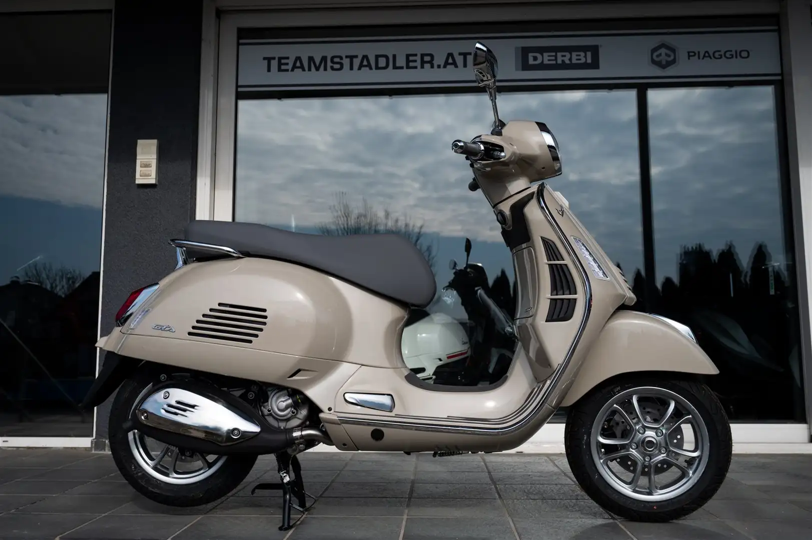 Vespa GTS 300 HPE ABS E5+ Beige - 1