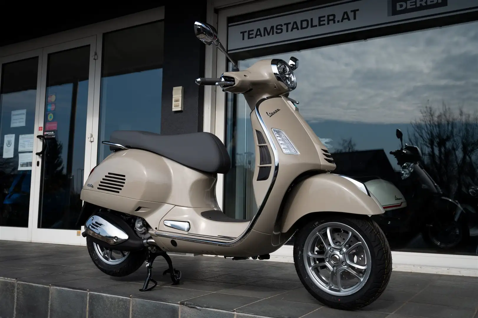 Vespa GTS 300 HPE ABS E5+ Beige - 2