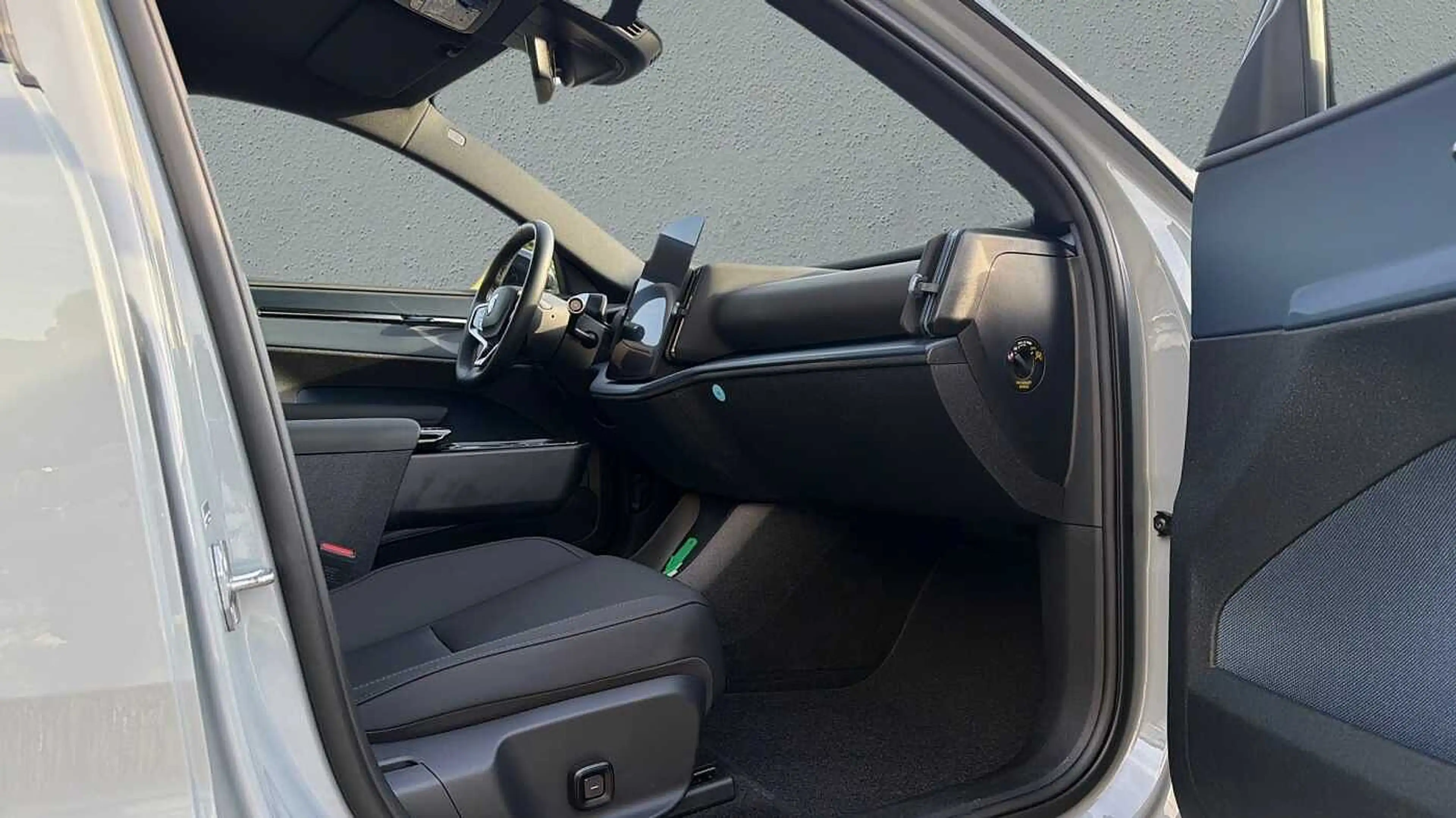 Volvo EX30 Plus, Single Motor Extended Range — photo 5