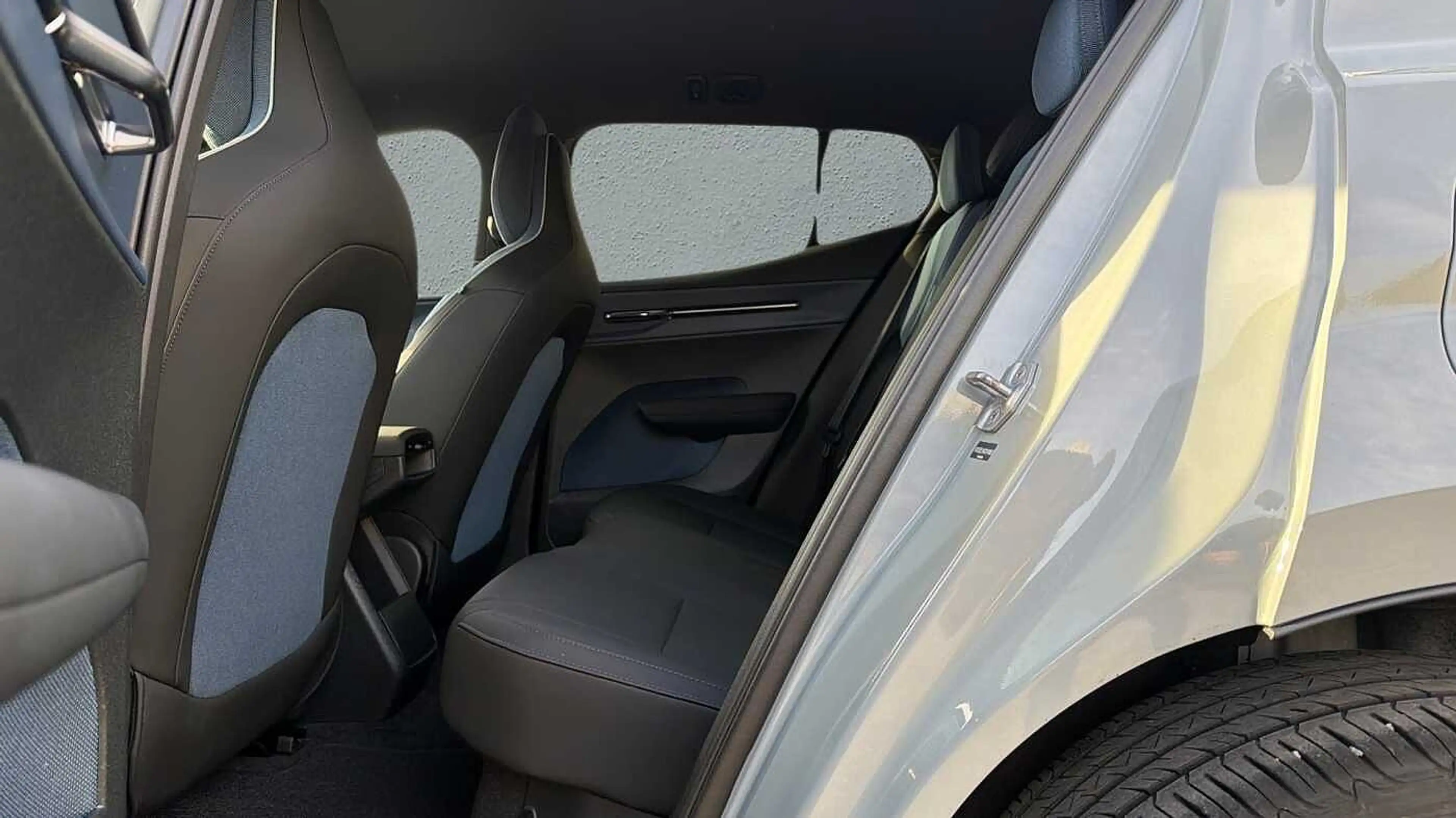 Volvo EX30 Plus, Single Motor Extended Range — photo 7