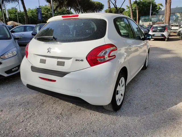 Peugeot 208 view 3