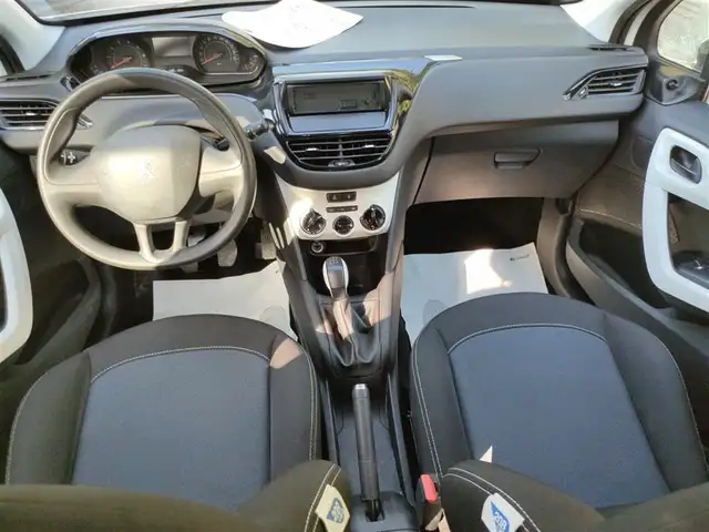 Peugeot 208 view 13