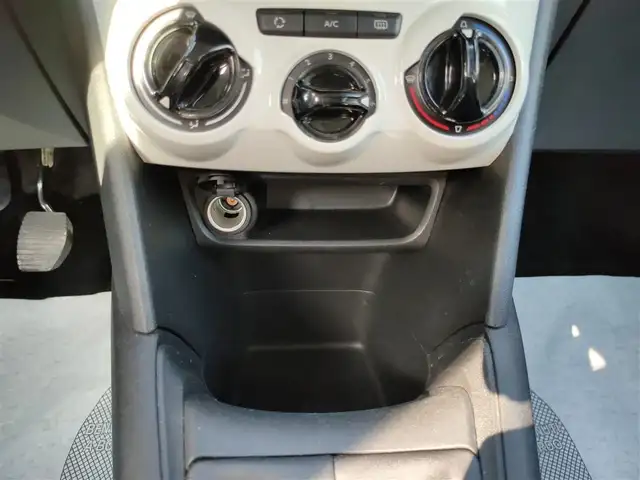 Peugeot 208 view 11