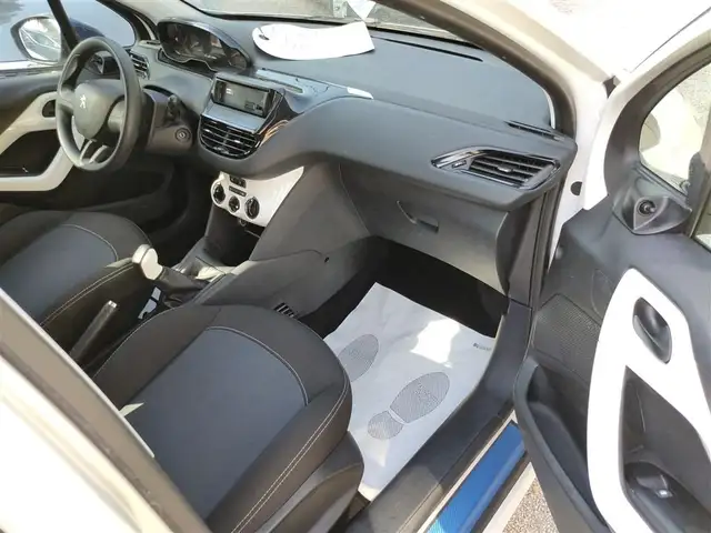 Peugeot 208 view 14