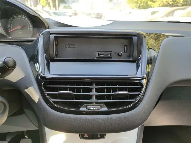 Peugeot 208 view 10
