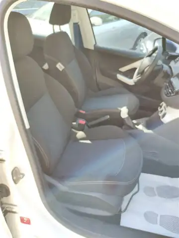 Peugeot 208 view 7