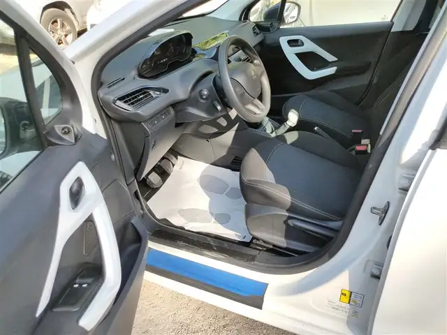 Peugeot 208 view 6