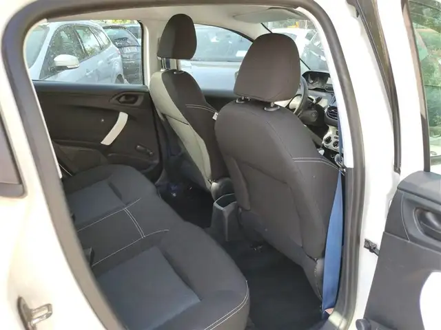 Peugeot 208 view 5