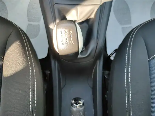 Peugeot 208 view 12