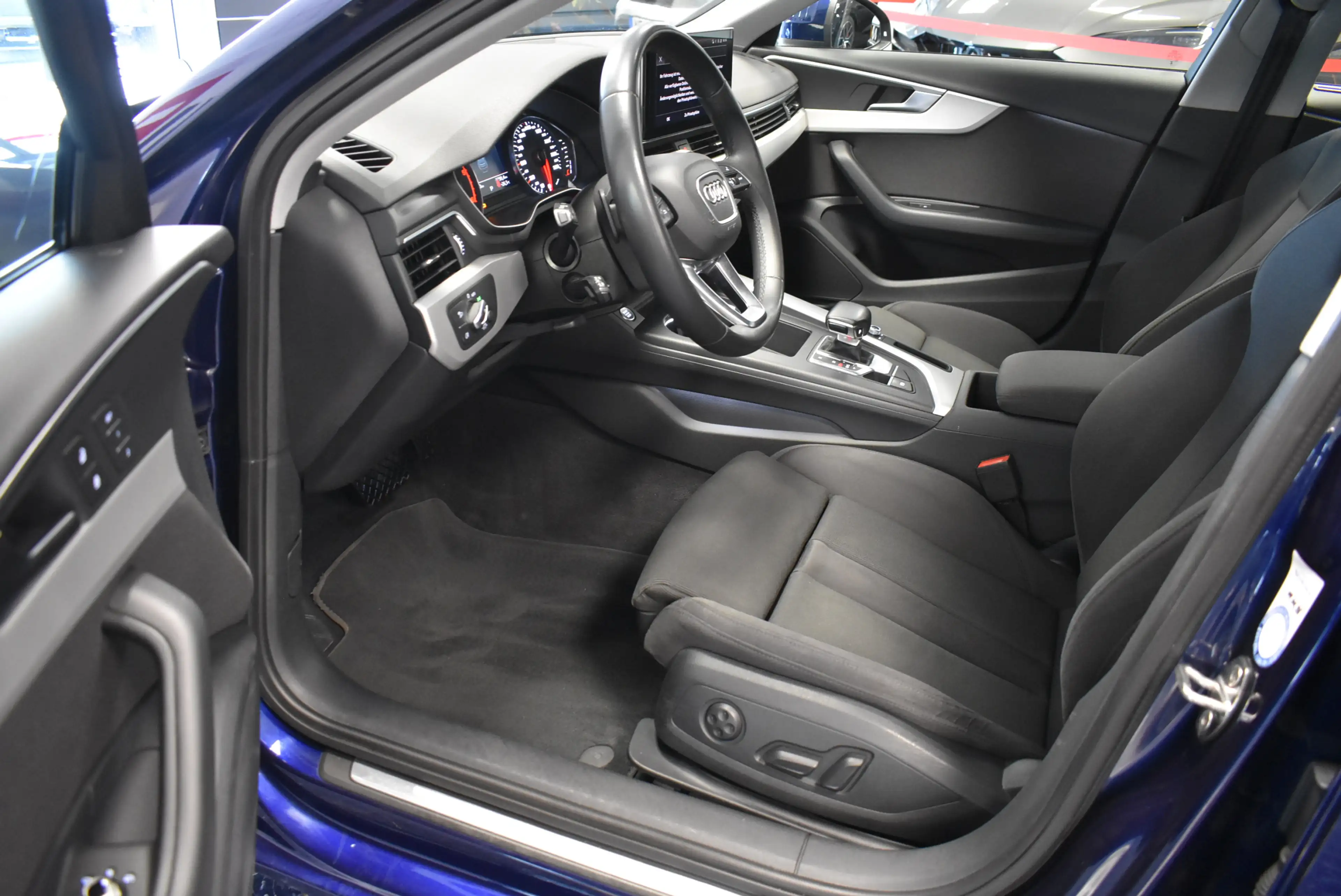 Audi A4 30 TDI Aut Navi LED ACC Sportsitze PDC 1-Hand — photo 6