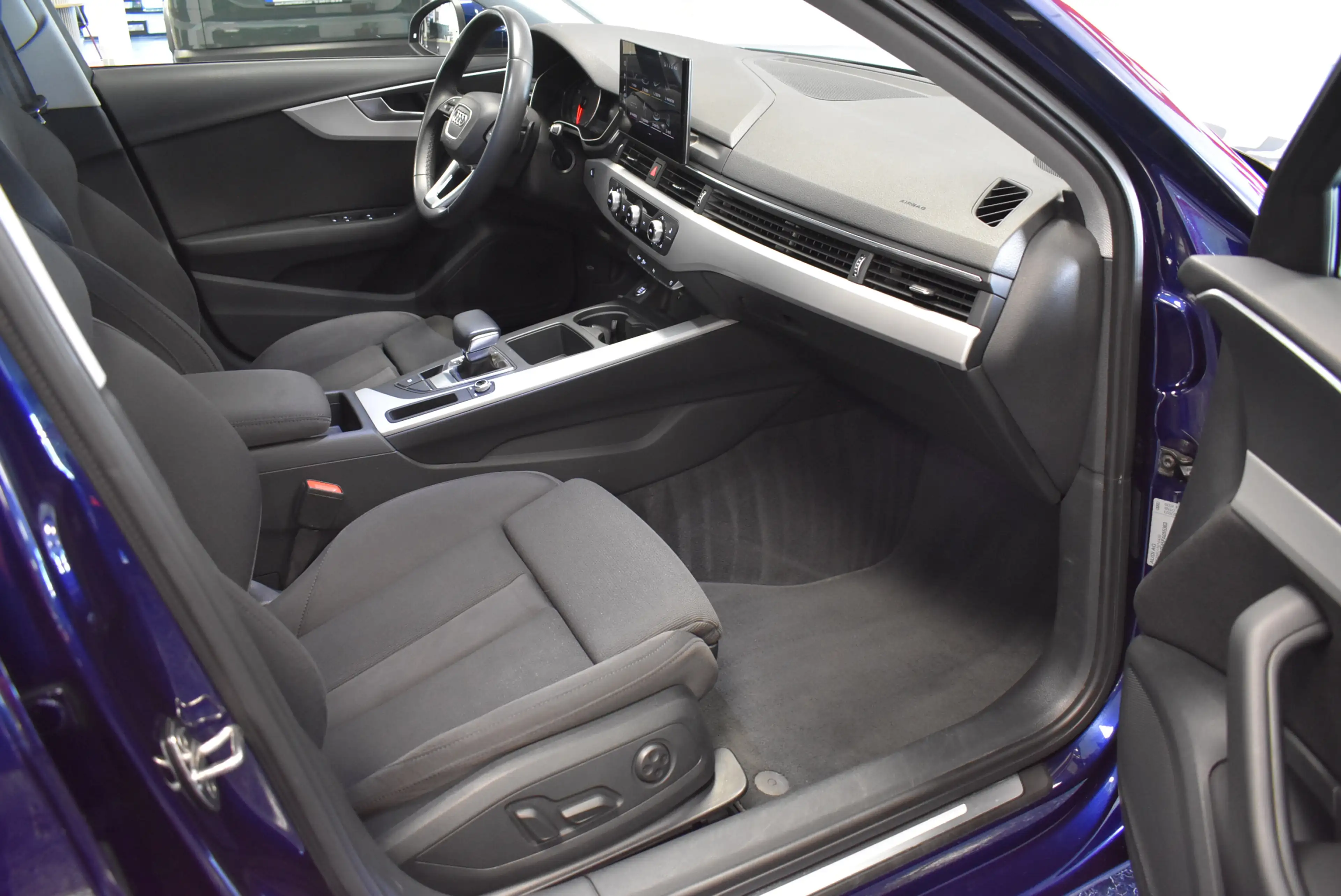 Audi A4 30 TDI Aut Navi LED ACC Sportsitze PDC 1-Hand — photo 7