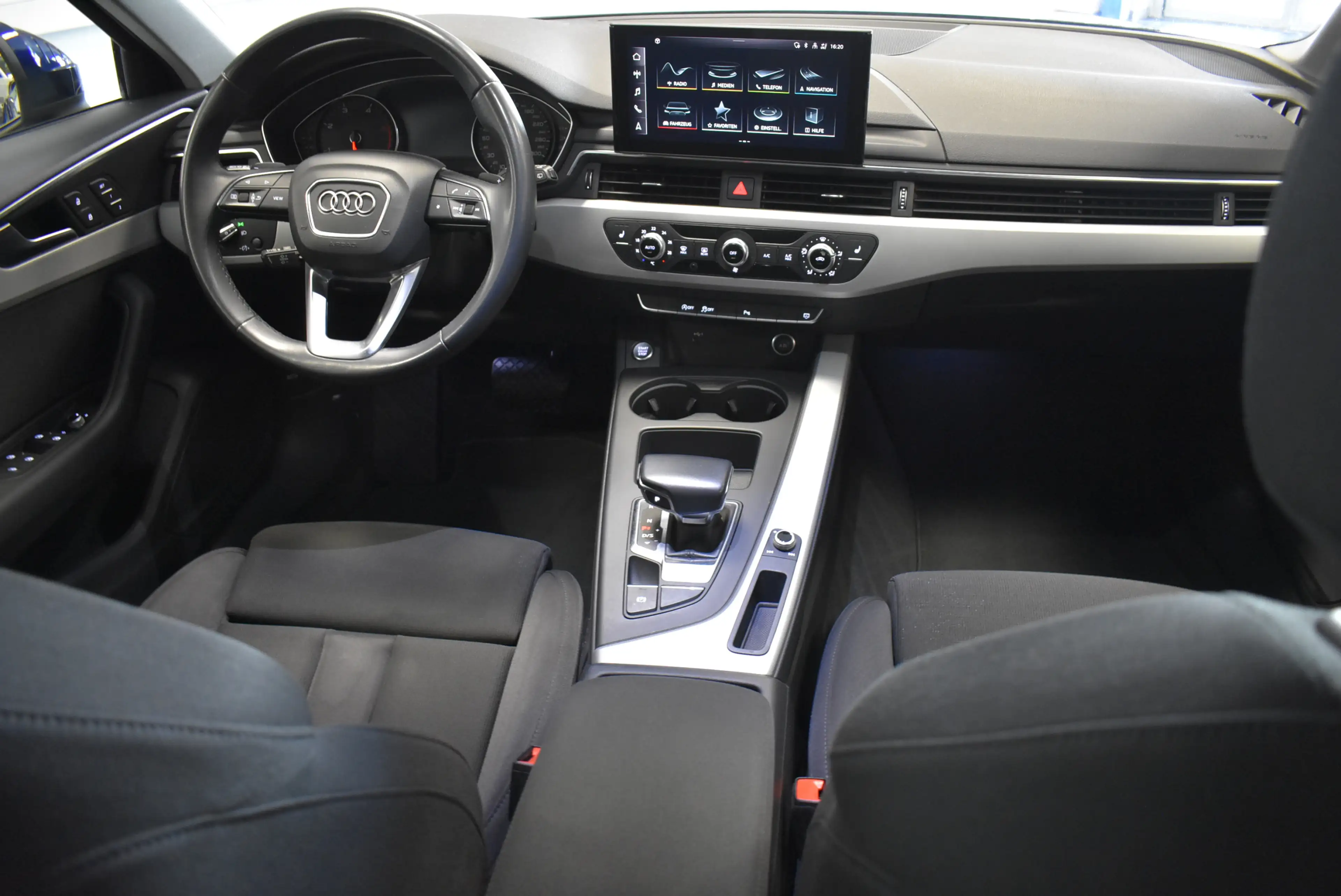 Audi A4 30 TDI Aut Navi LED ACC Sportsitze PDC 1-Hand — photo 5