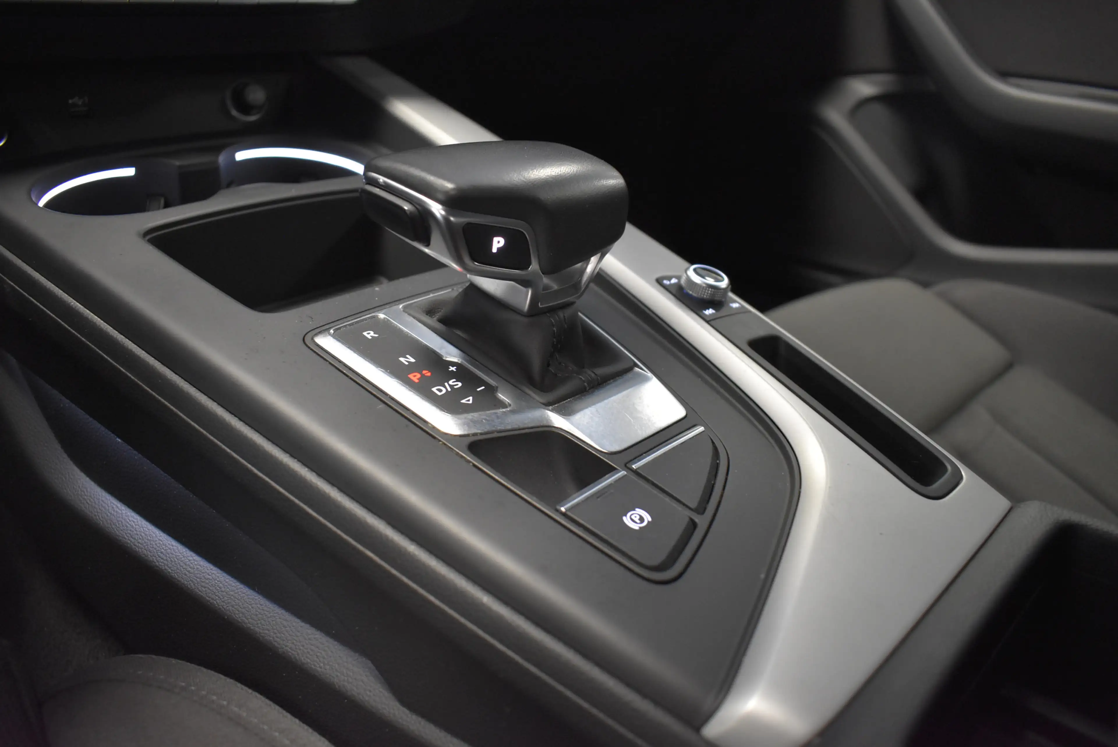Audi A4 30 TDI Aut Navi LED ACC Sportsitze PDC 1-Hand — photo 10