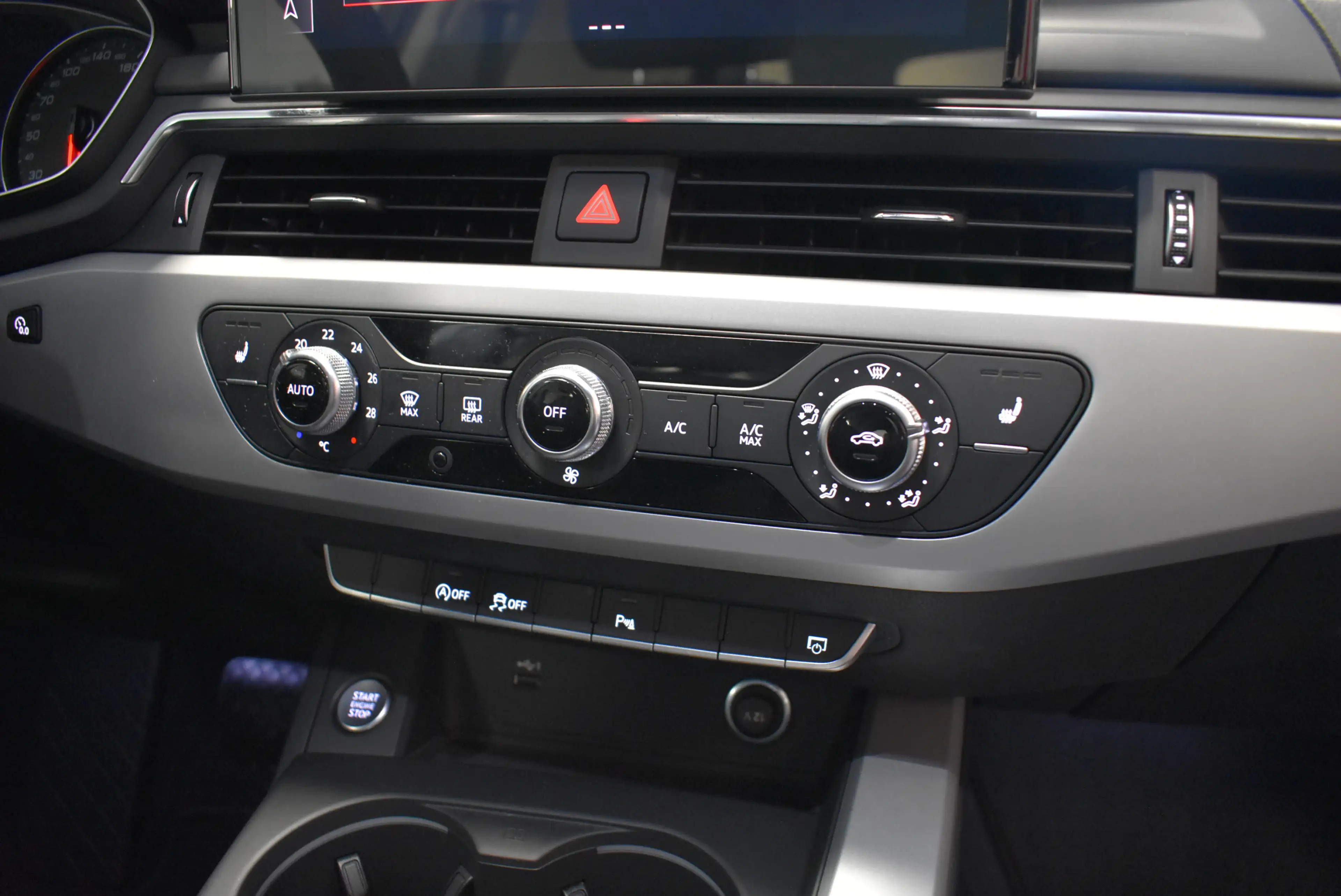 Audi A4 30 TDI Aut Navi LED ACC Sportsitze PDC 1-Hand — photo 9