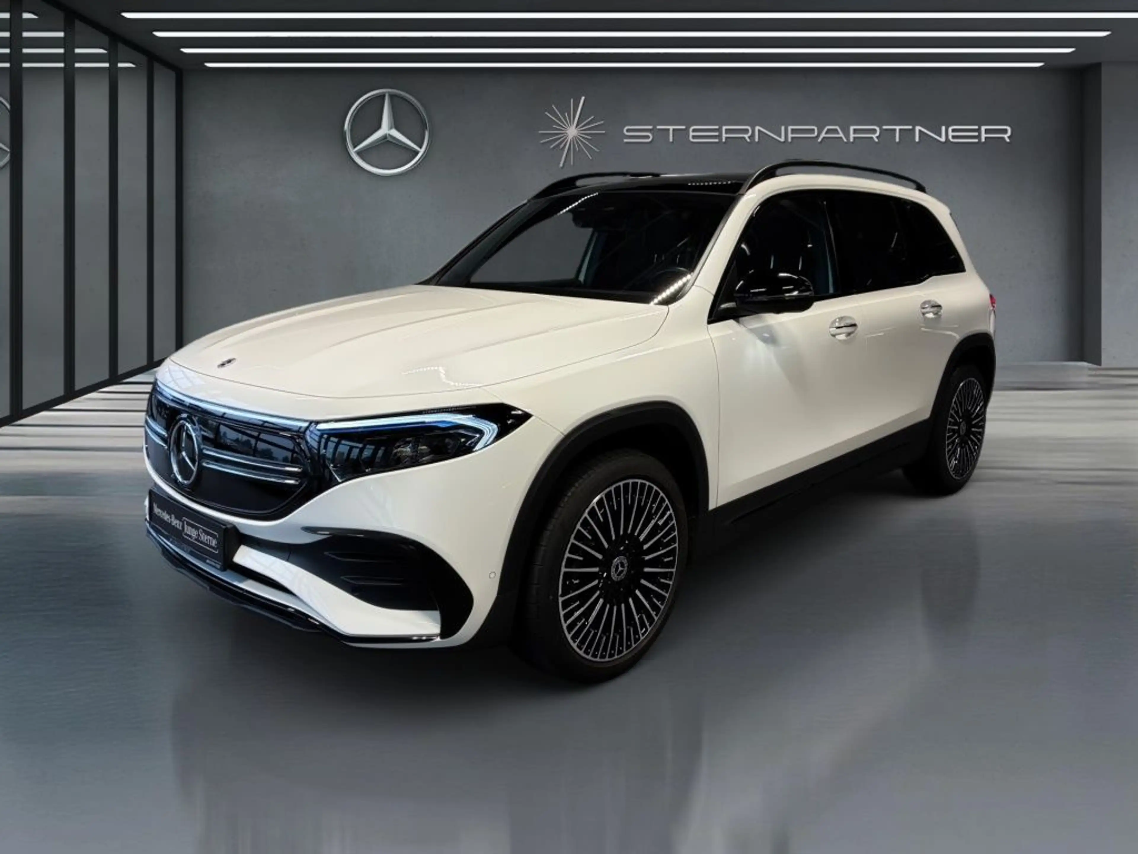 Mercedes-Benz EQB 300 4M AMG NIGHT+LED+DISTR+HuD+SOUND+PANO